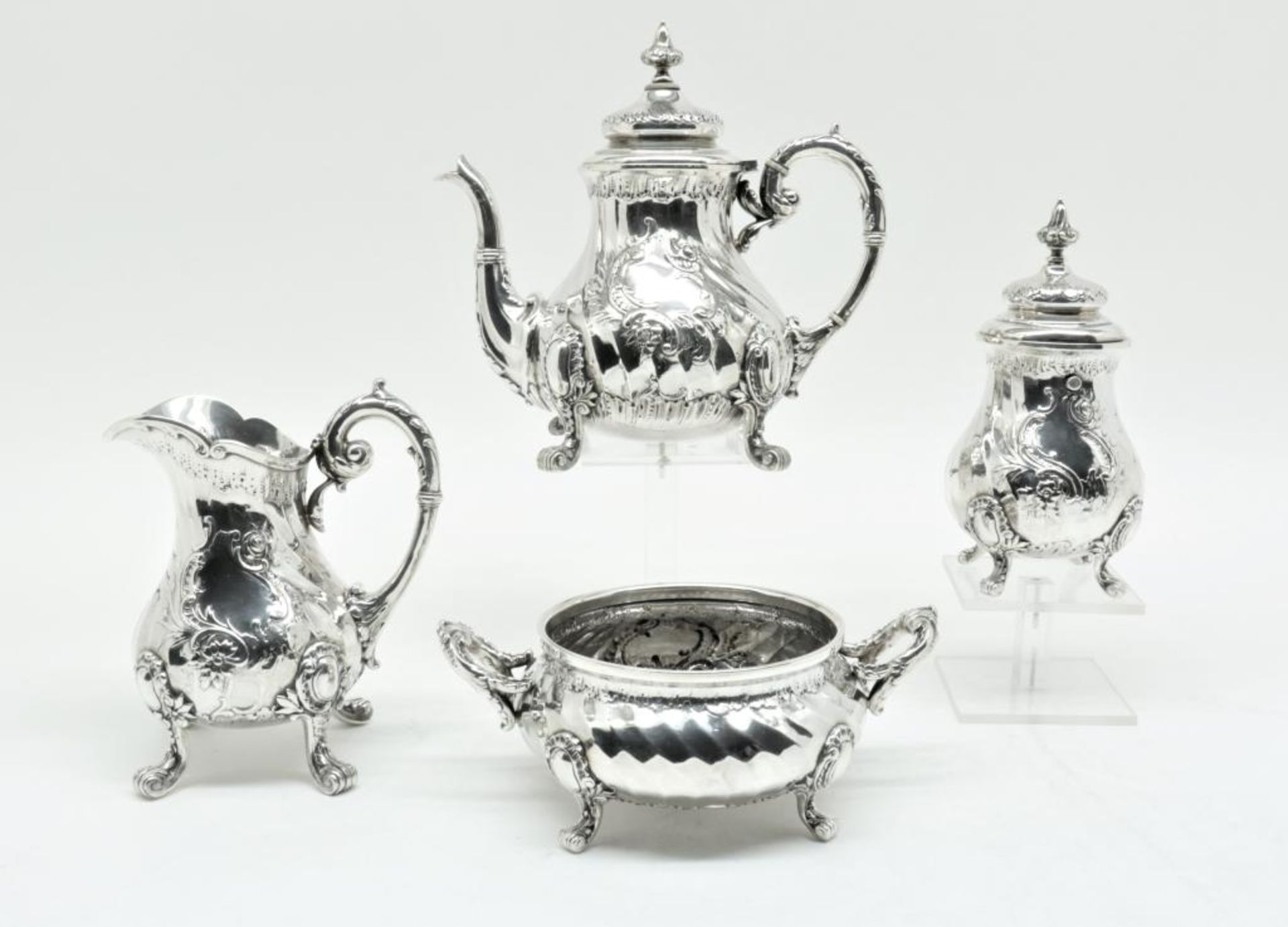 Een vierdelig zilveren theeservies, Neo-Rococo, mt Van Kempen en Zonen, Utrecht , jl 1894 en 1896,
