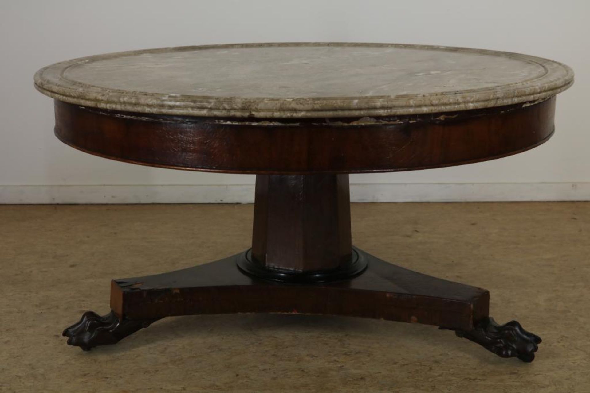Mahonie ronde salontafel onder marmeren blad rustend op klauwpoten, 19e eeuw, h. 52, diam. 100