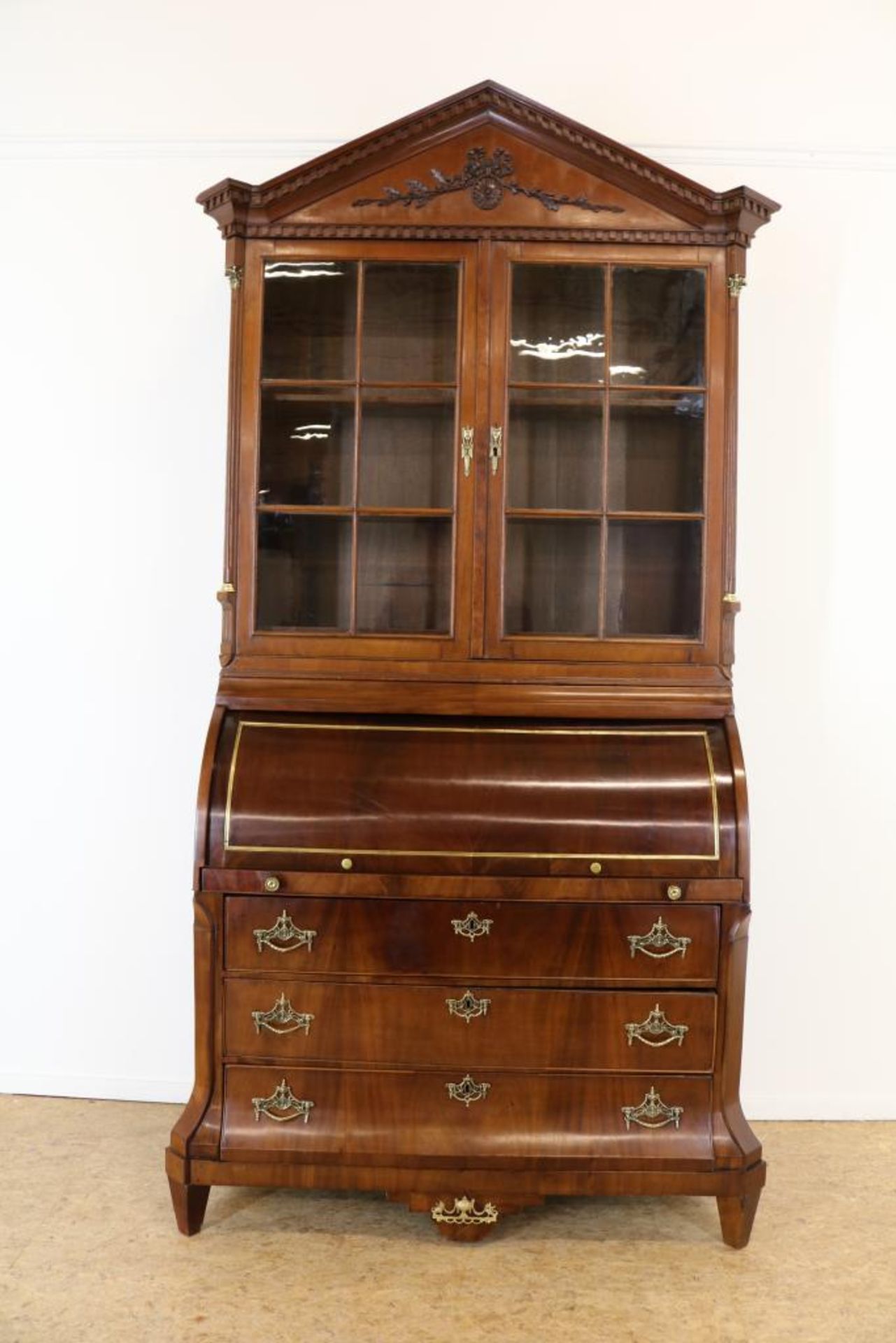 Mahonie Louis XVI topbureau bekroond met timpaan waarin gestoken strikmotieven, waaronder