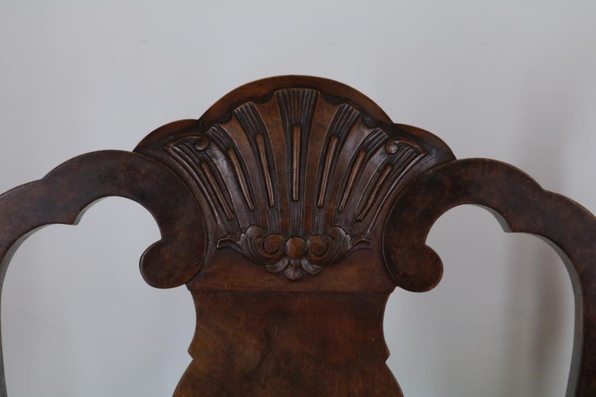 Serie van 5 noten Chippendale-stijl stoelen, w.o. 1 armstoel met schelpmotieven en tijgerprint - Bild 2 aus 4