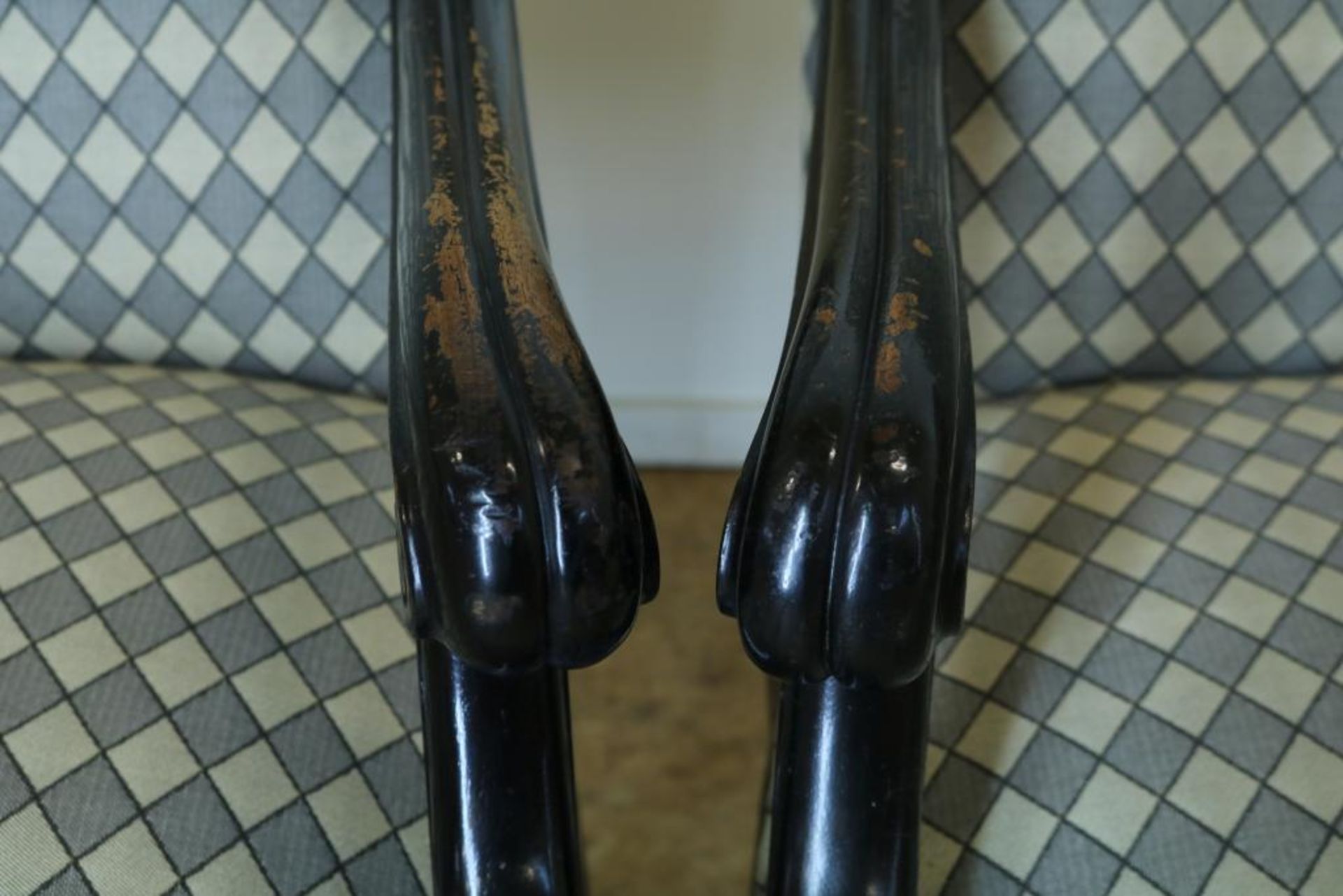 Serie van 5 zwartgepolitoerde Louis XV-stijl armstoelen met geblokte stoffen bekleding. - Bild 2 aus 5
