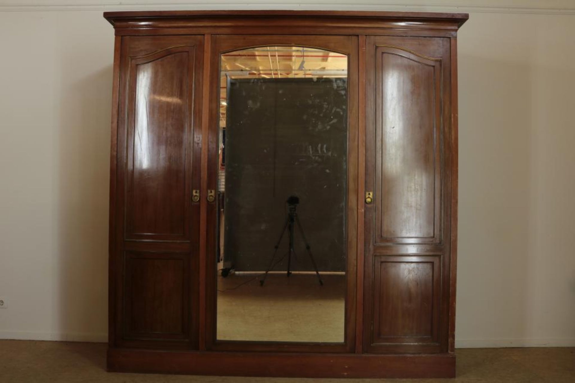 Noten linnenkast met middelste deur de spiegel in de buitenkant, twee deuren ernaast spiegeldeur aan