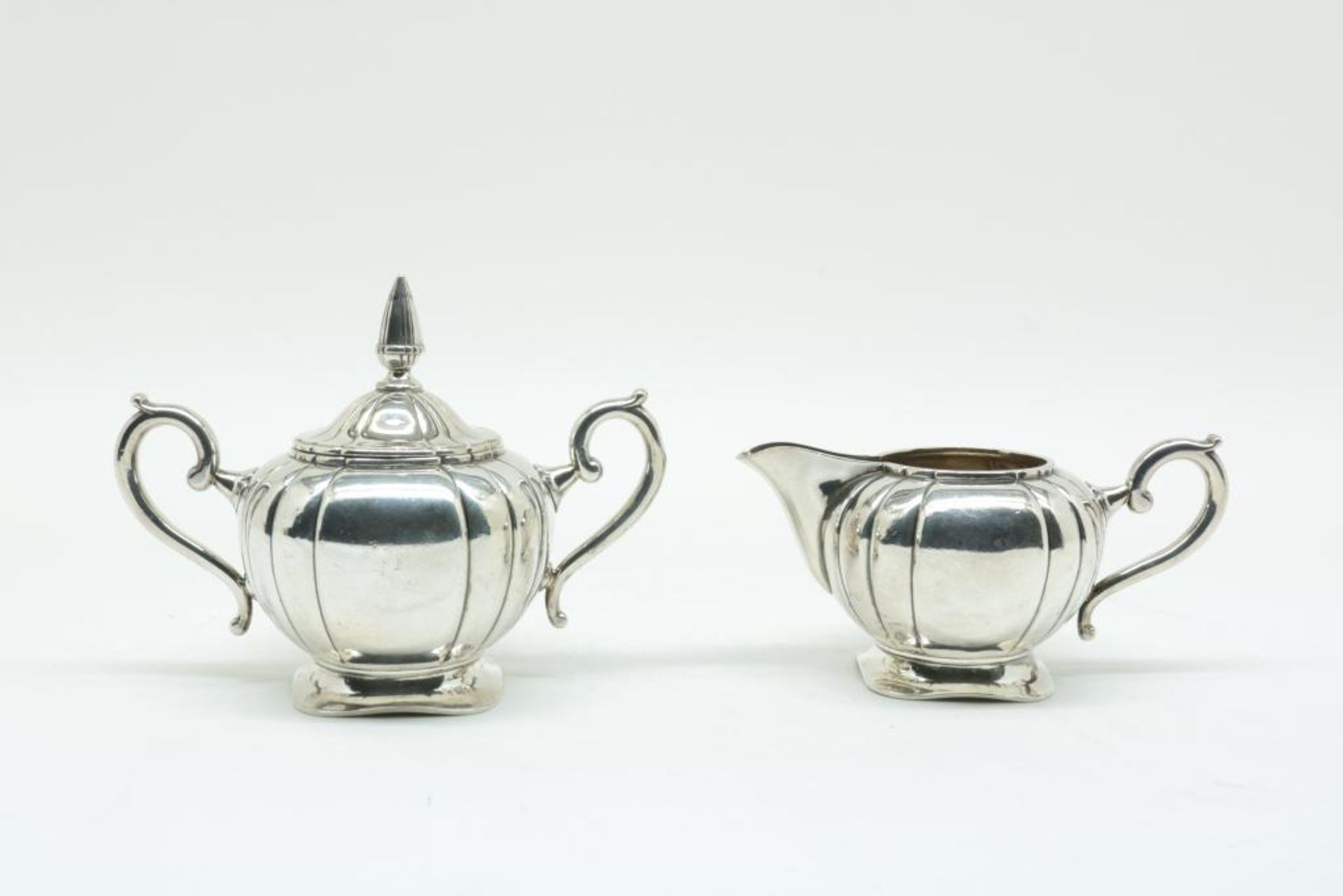 Een vierdelig zilveren koffie en thee servies, 20e eeuw, 925/000, br.gew. 1516 gr, hoogte 26 cm. - Bild 3 aus 5