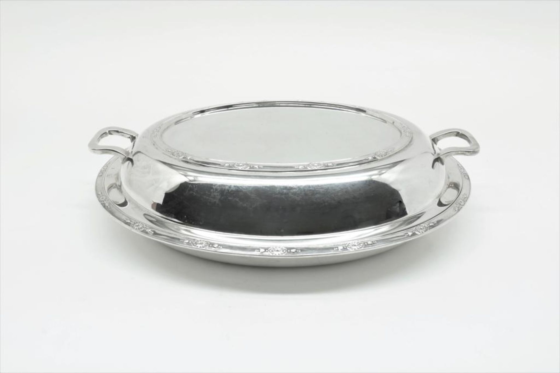 Een ovale zilveren dekselschaal, Sheffield, Engeland, dl 1926, 925/000, br.gew. 1560 gr, lengte 31