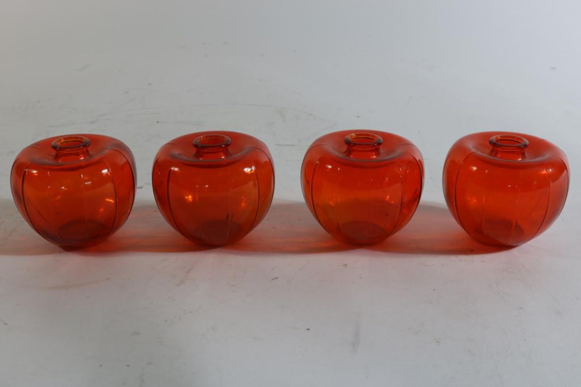 Serie van 4 Leerdam oranje vaasjes, ontwerpen A.D. Copier, het zogenaamde bevrijdingsvaasje uit