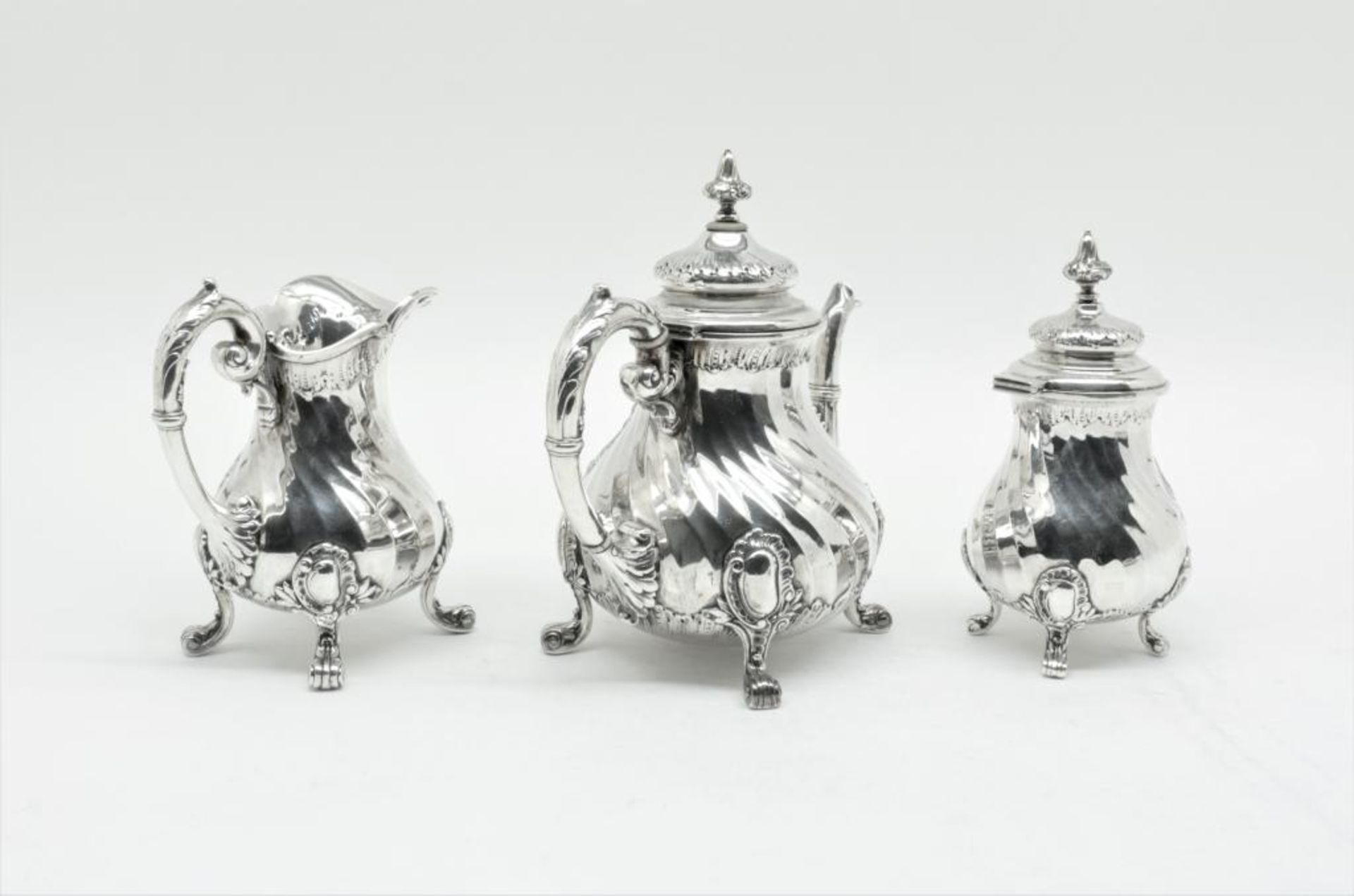 Een vierdelig zilveren theeservies, Neo-Rococo, mt Van Kempen en Zonen, Utrecht , jl 1894 en 1896, - Bild 3 aus 6