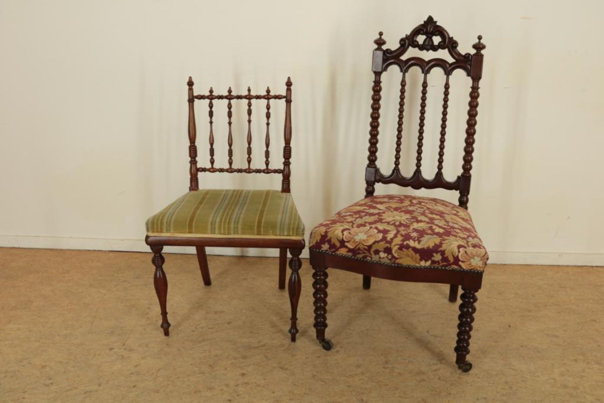 Lot van 2 mahonie Victoriaanse stoelen, Engeland ca. 1880.