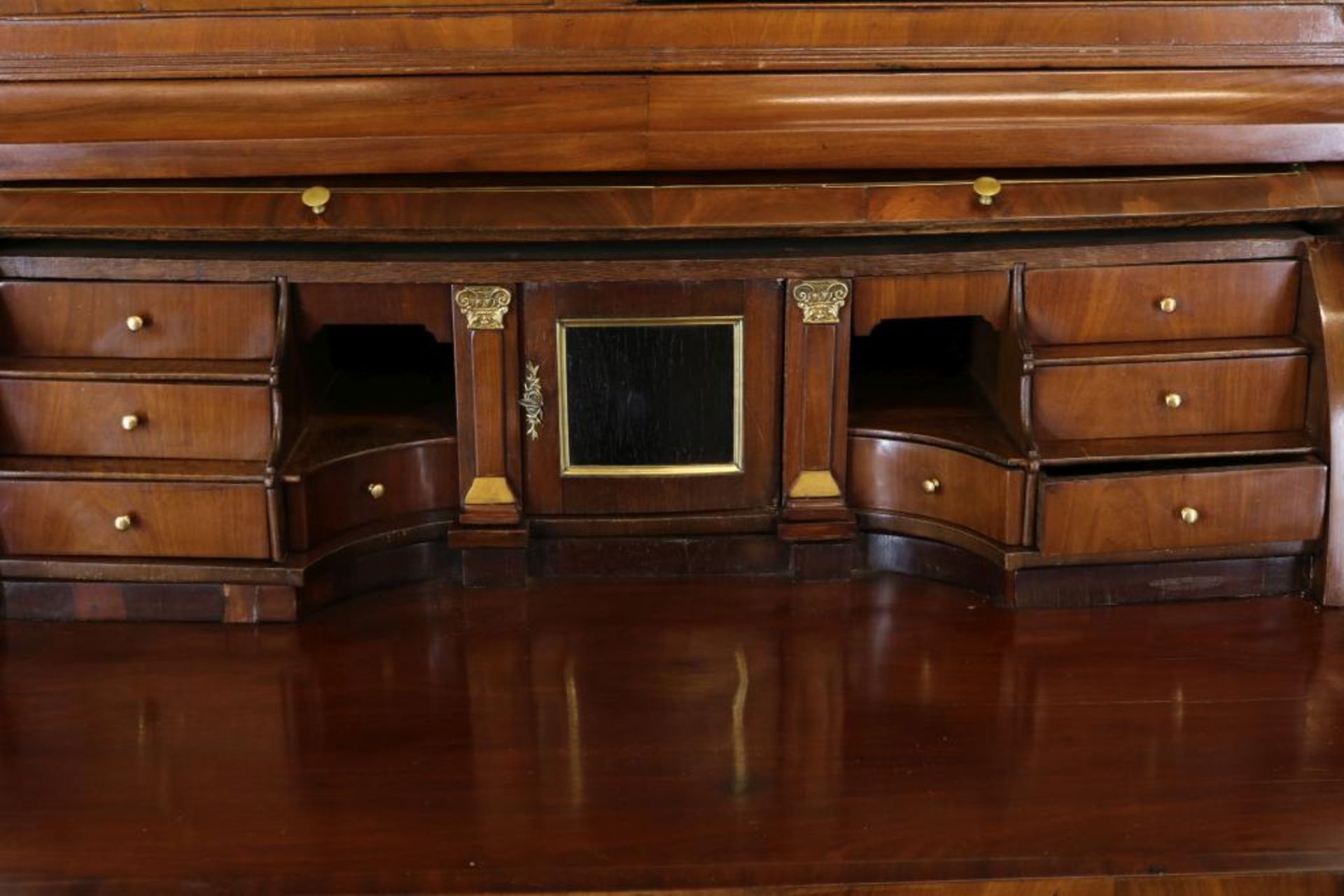 Mahonie Louis XVI topbureau bekroond met timpaan waarin gestoken strikmotieven, waaronder - Bild 4 aus 5