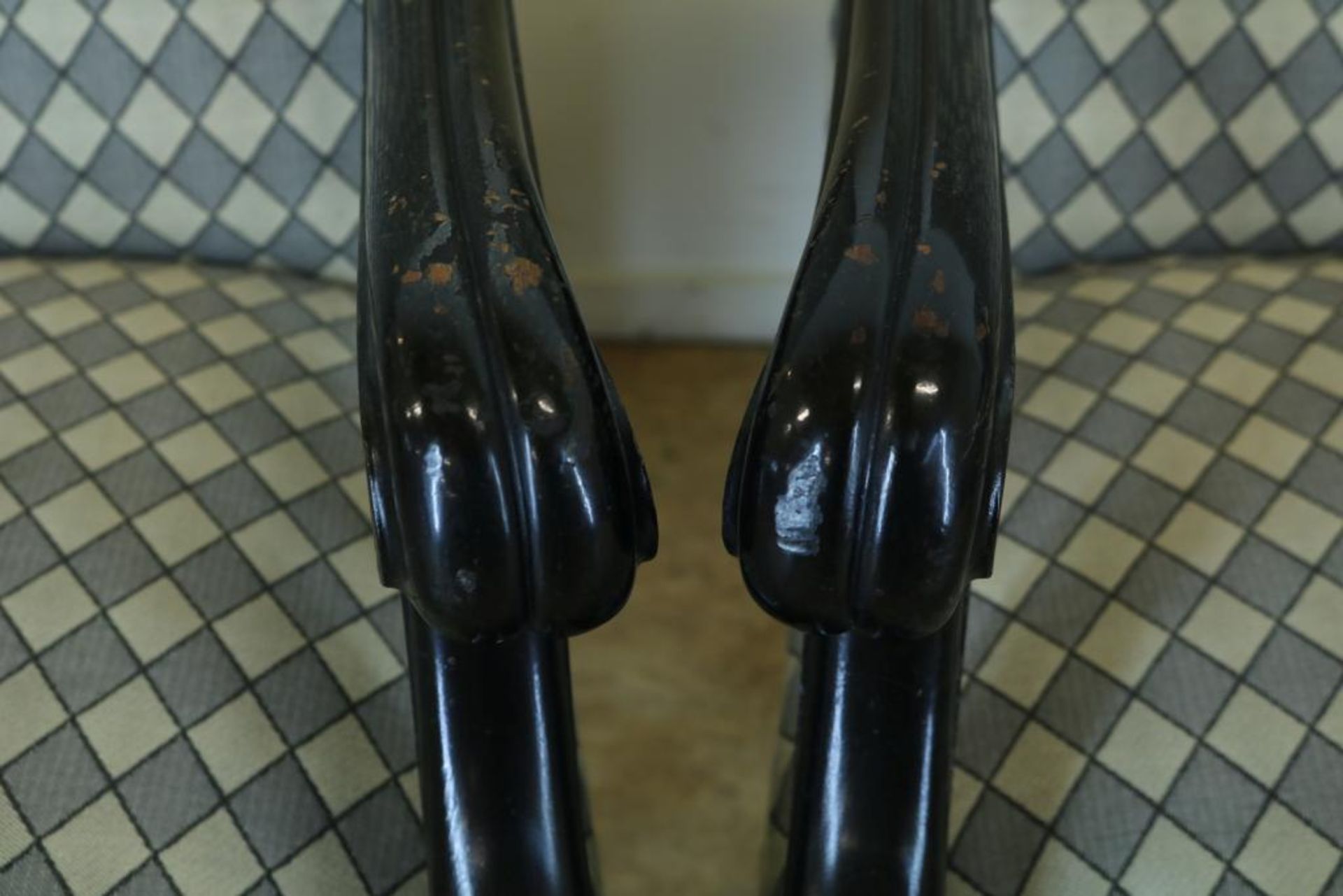 Serie van 5 zwartgepolitoerde Louis XV-stijl armstoelen met geblokte stoffen bekleding. - Bild 3 aus 5