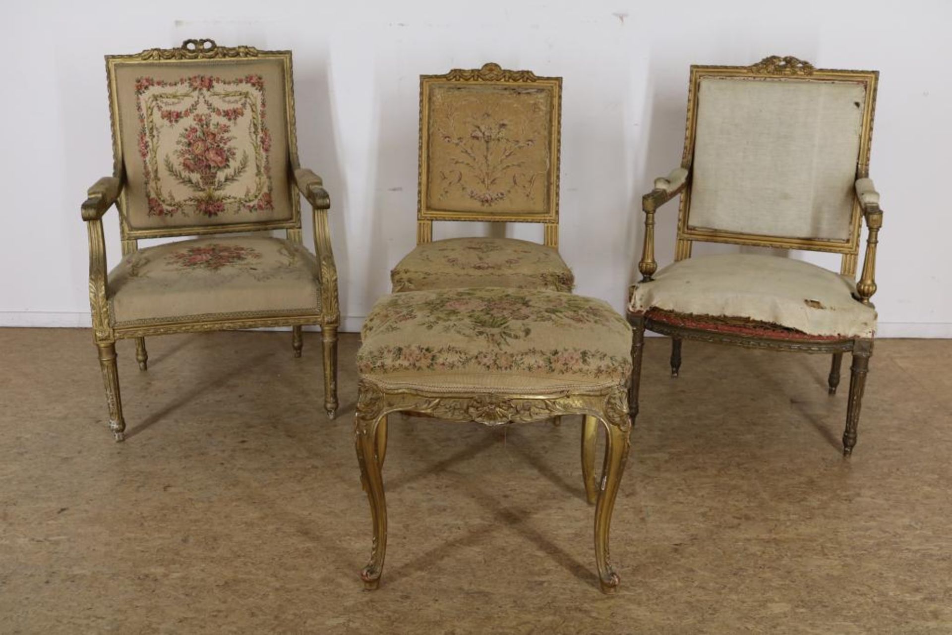 Lot van een Louis XVI armstoel met geborduurde bekleding, armstoel, stoel en Louis XV tabouret (