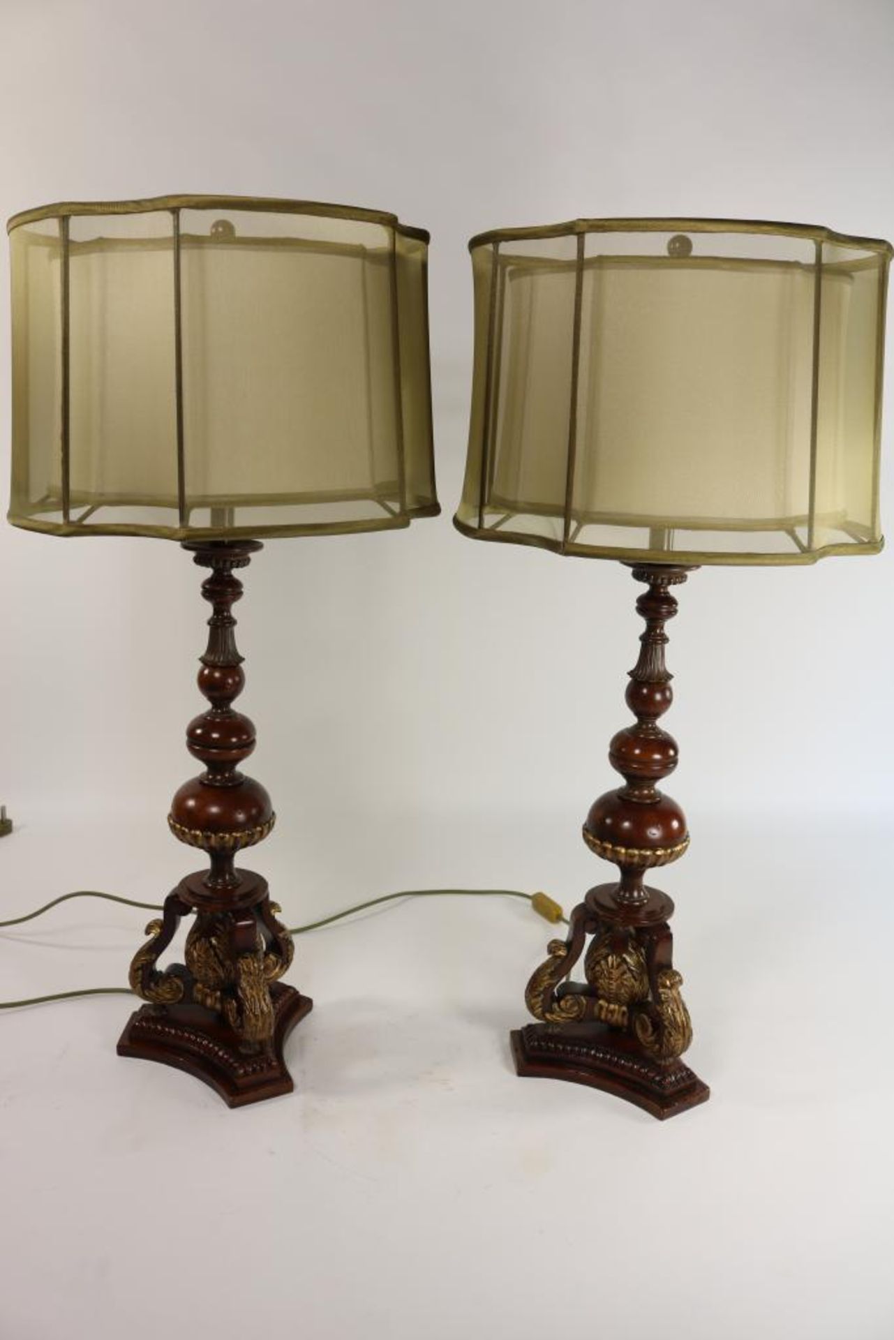 Stel tafellampen op houten voet en stoffen kap, h. 90 cm. (herkomst: Theodore Alexander)