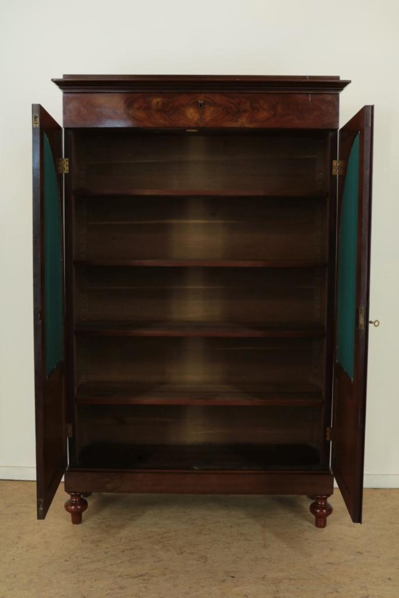 Mahonie zgn. burger-Empire boekenkast, met bovenin een lade, ca. 1840, h. 157, br. 100, d. 37 cm. - Bild 2 aus 3