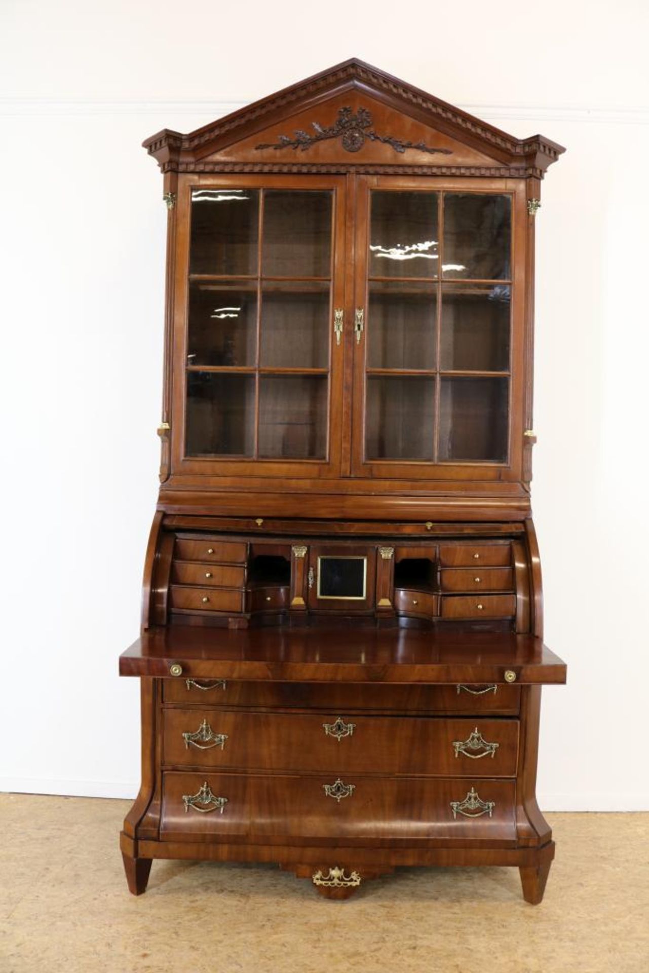 Mahonie Louis XVI topbureau bekroond met timpaan waarin gestoken strikmotieven, waaronder - Bild 2 aus 5