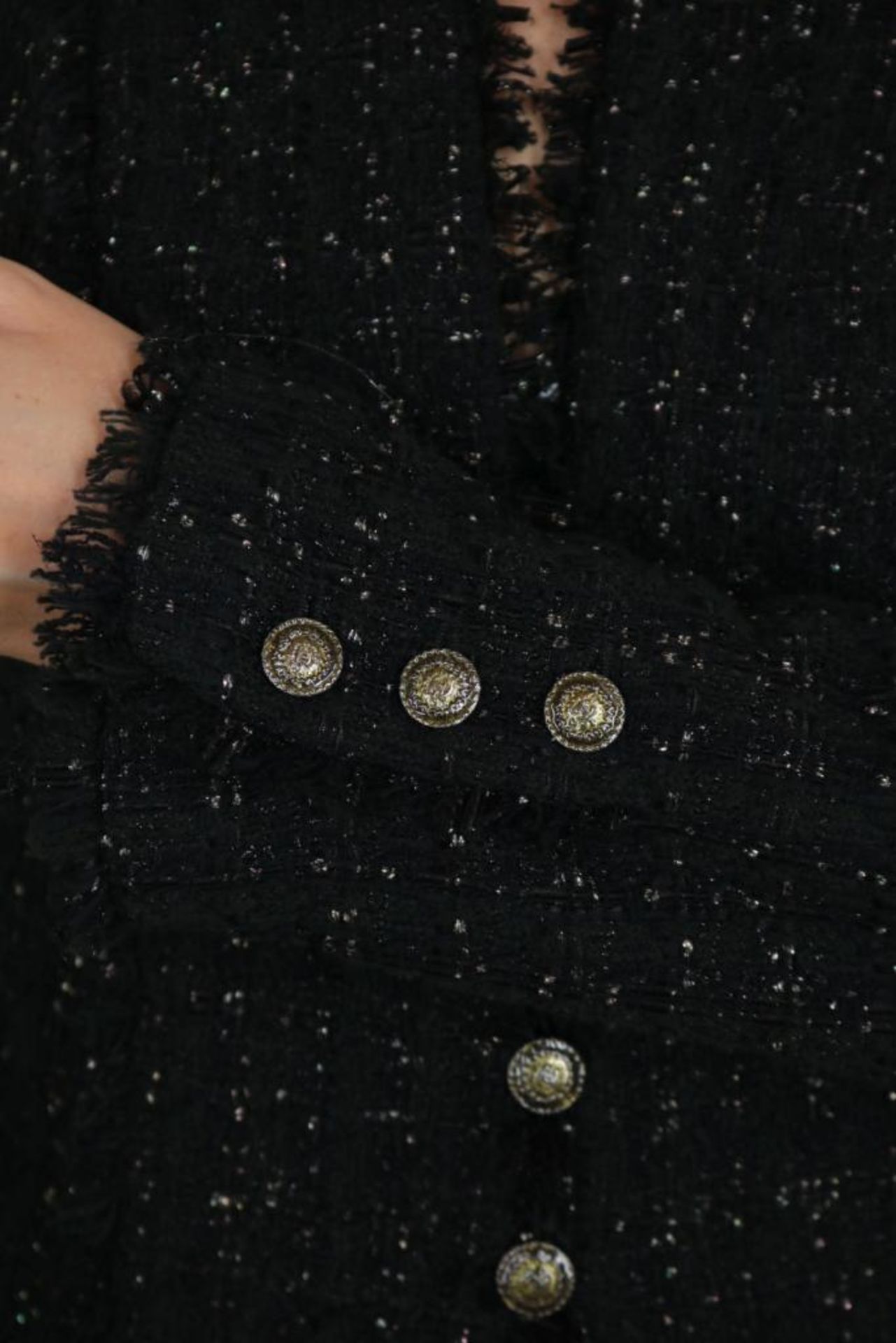 Zwart Chanel tweed mantelpak bestaande uit jasje afgezet met rafels, en Chanel knopen en kokerrokje, - Bild 3 aus 5