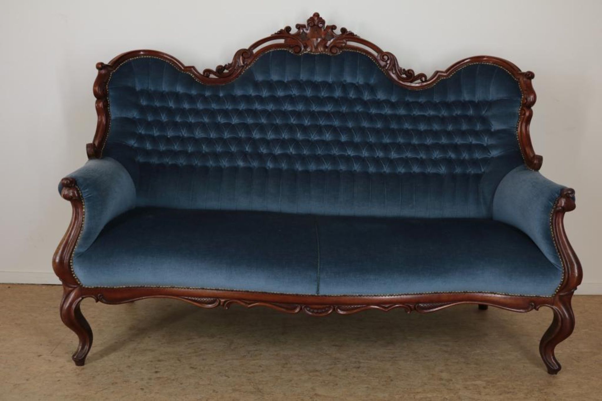 Mahonie Biedermeier bank met gestoken rugleuning en blauw velourse bekleding, 19e eeuw, h. 128,