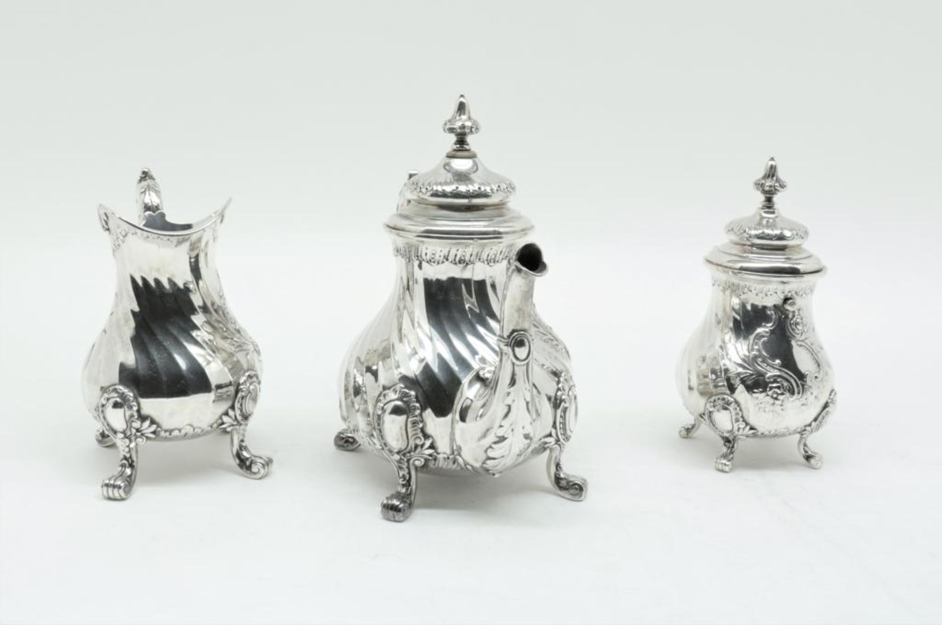 Een vierdelig zilveren theeservies, Neo-Rococo, mt Van Kempen en Zonen, Utrecht , jl 1894 en 1896, - Bild 2 aus 6