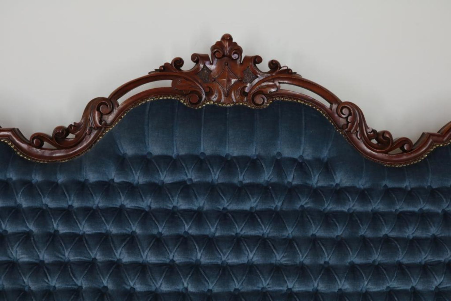 Mahonie Biedermeier bank met gestoken rugleuning en blauw velourse bekleding, 19e eeuw, h. 128, - Bild 3 aus 5