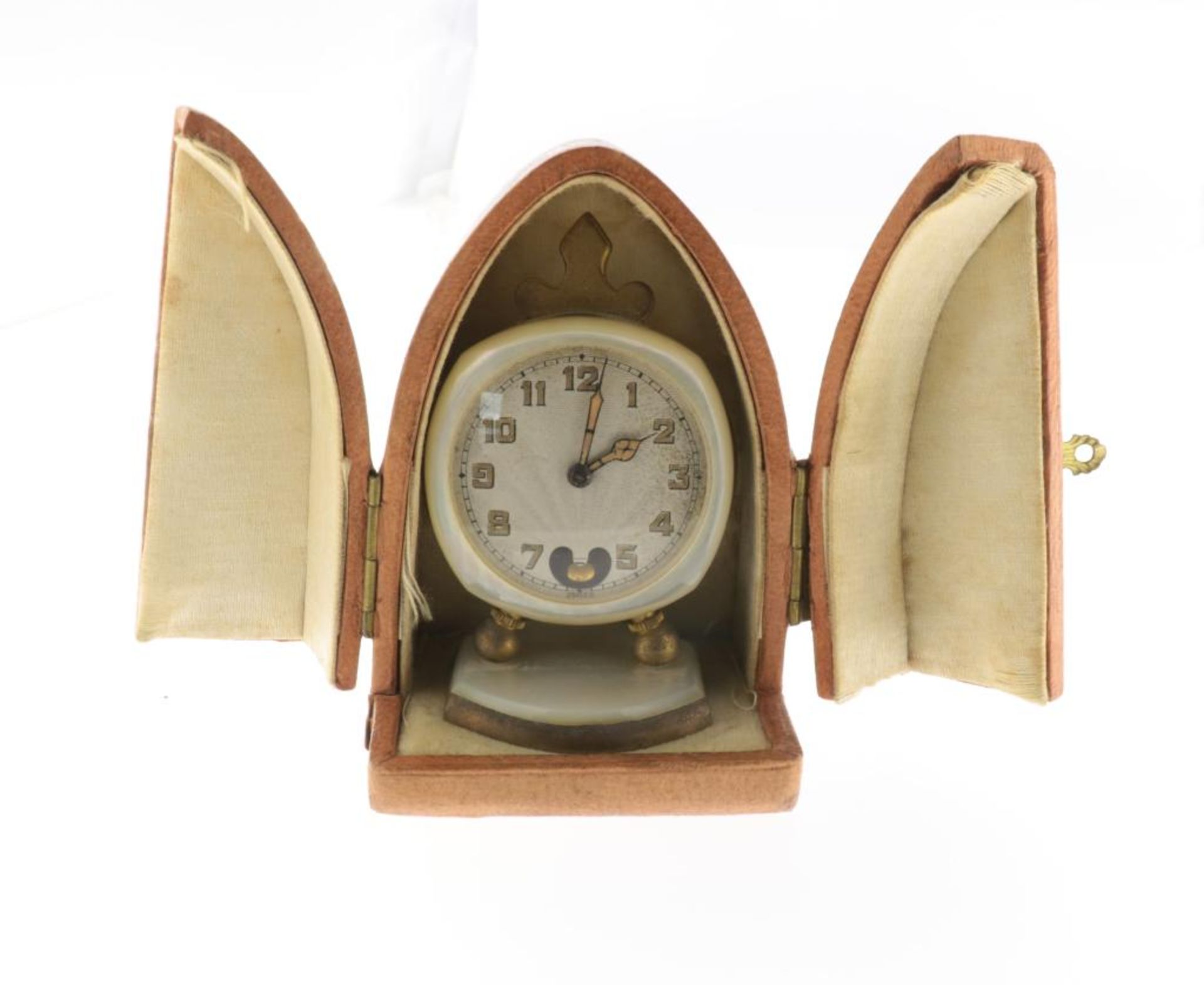 Een verguld reisklokje, opwind uurwerk, Brevet Lancel, in licht bruin etui, 50'er- 60'er jaren,