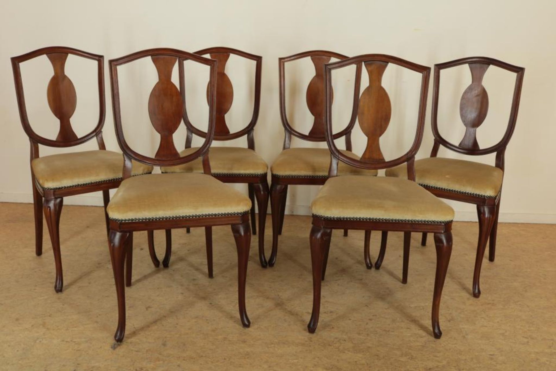 Serie van 6 mahonie stoelen met opgewerkte leuning en groen velourse zitting.