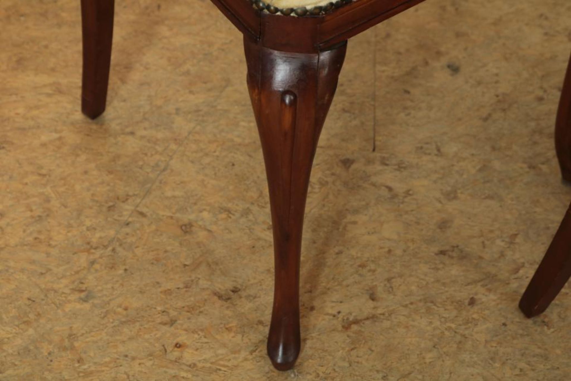 Serie van 6 mahonie stoelen met opgewerkte leuning en groen velourse zitting. - Bild 4 aus 4