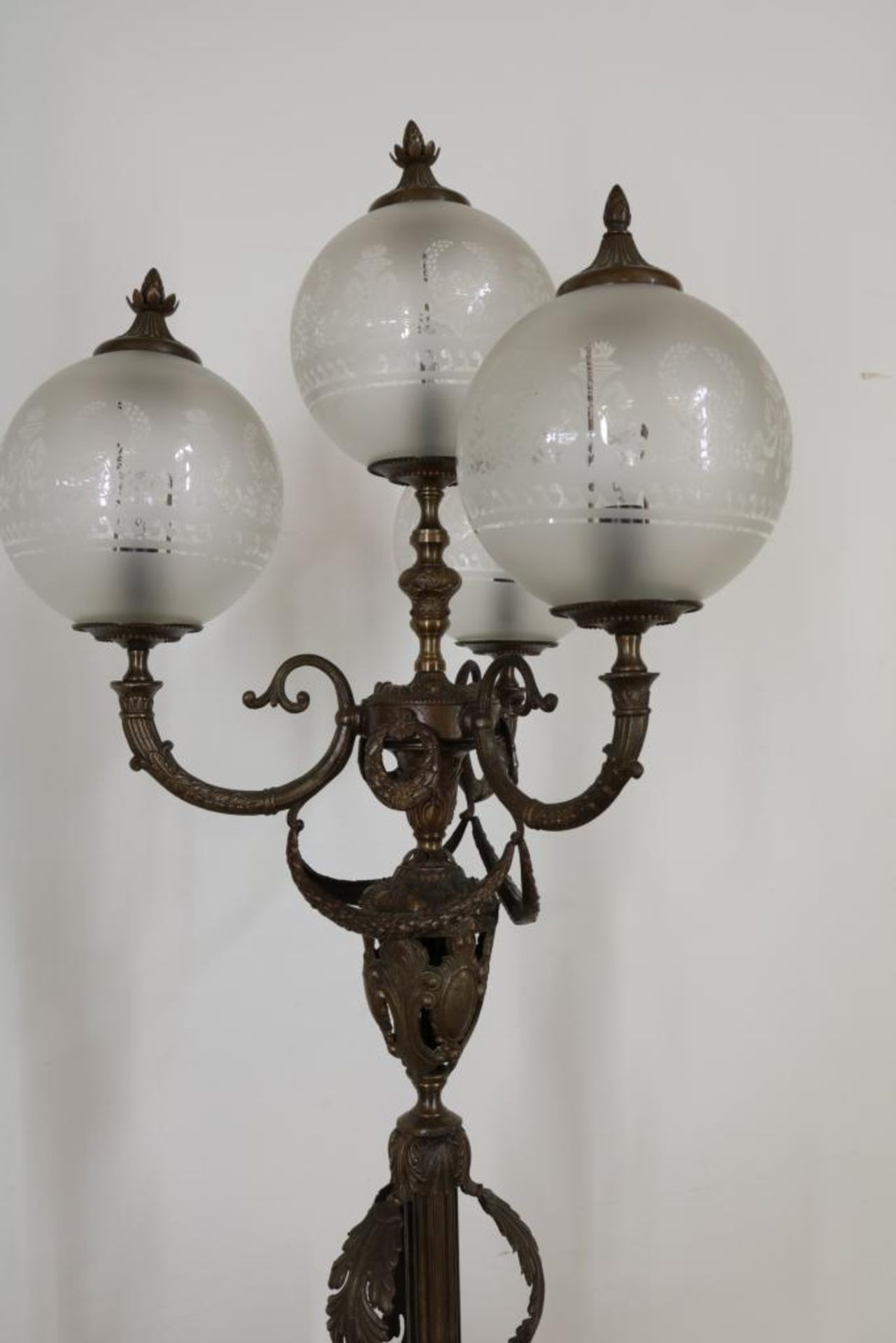 Gebronsd metalen 4-lichts staande schemerlamp met bloembak en 4 glazen bollen (1x defect) op 3- - Bild 2 aus 5