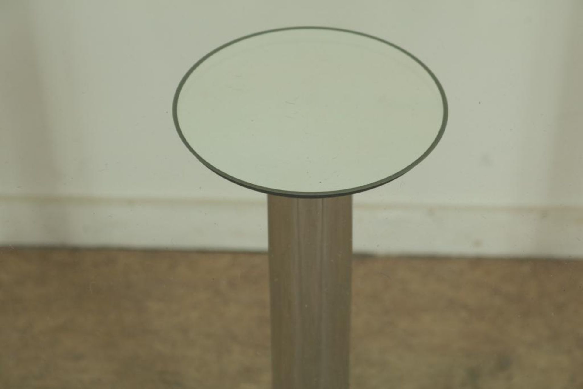 Design bijzettafel met chromen poot en glazen blad, h. 50 diam. 59 cm. - Bild 3 aus 3