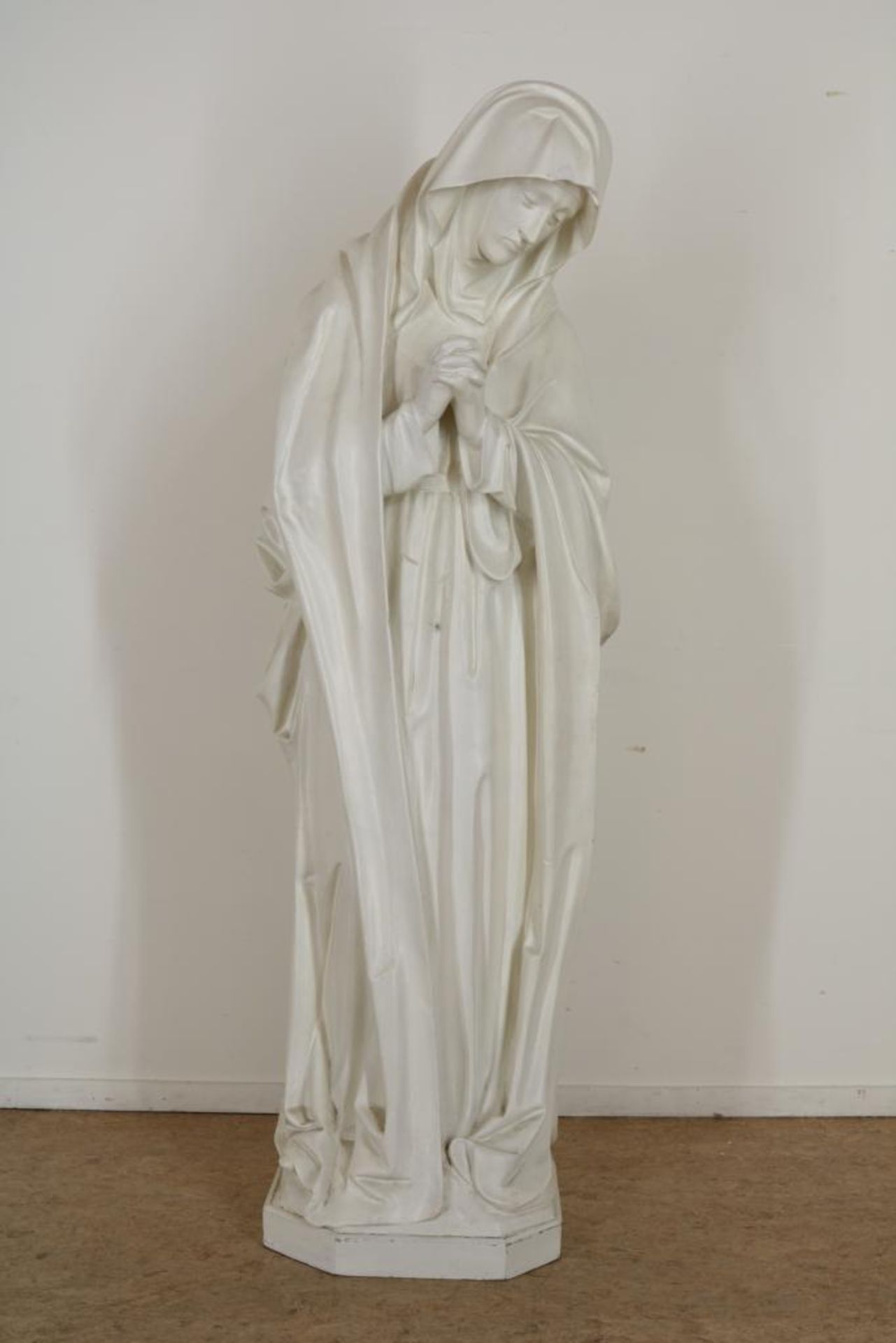 Gipsen sculptuur van Maria, h. 170 cm. (defecten)