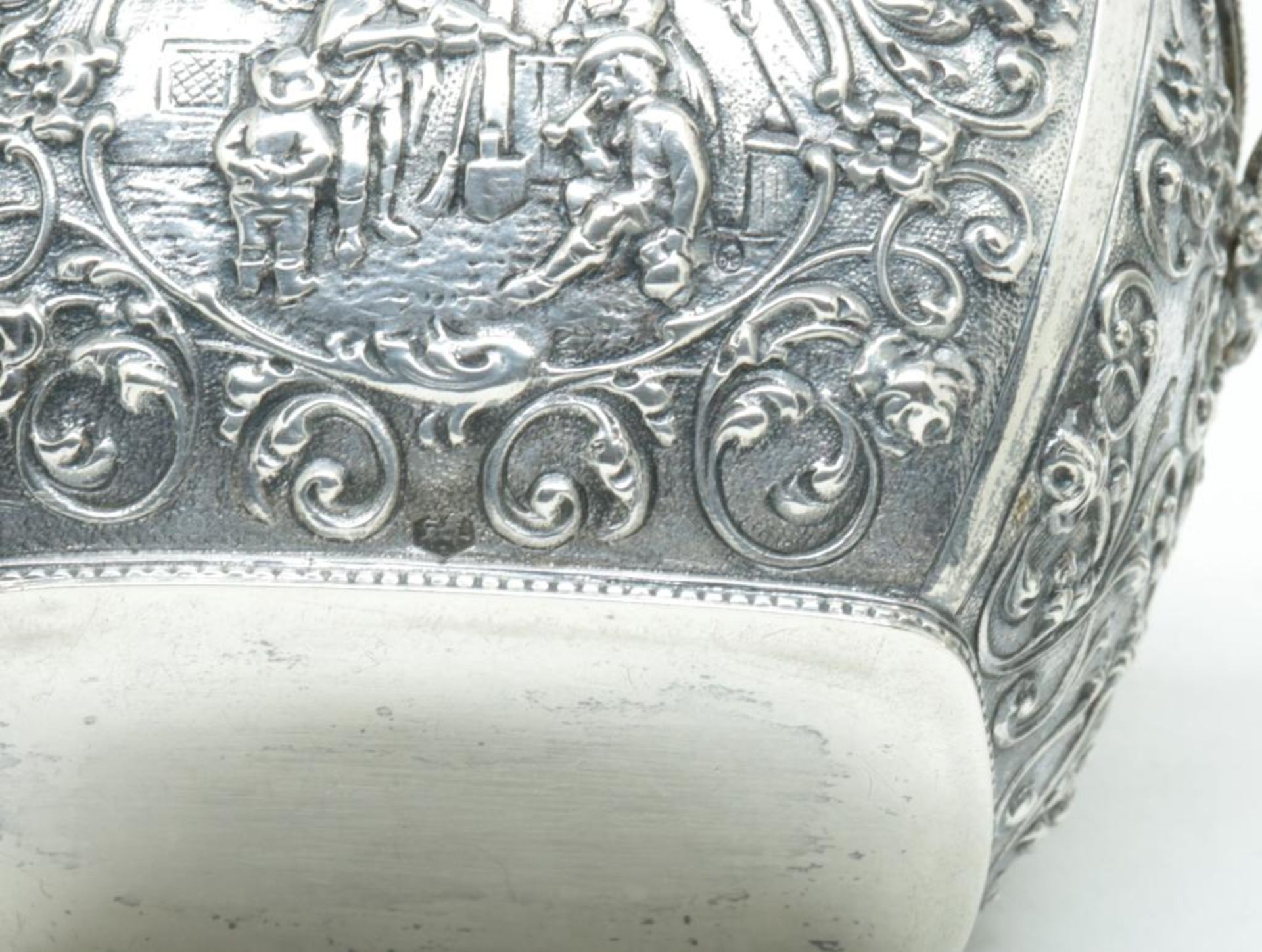 Een driedelige zilveren roomset met Oud-Hollands taferelen, mt Schoorl/firma Dahlia, Amsterdam, jl - Bild 4 aus 4
