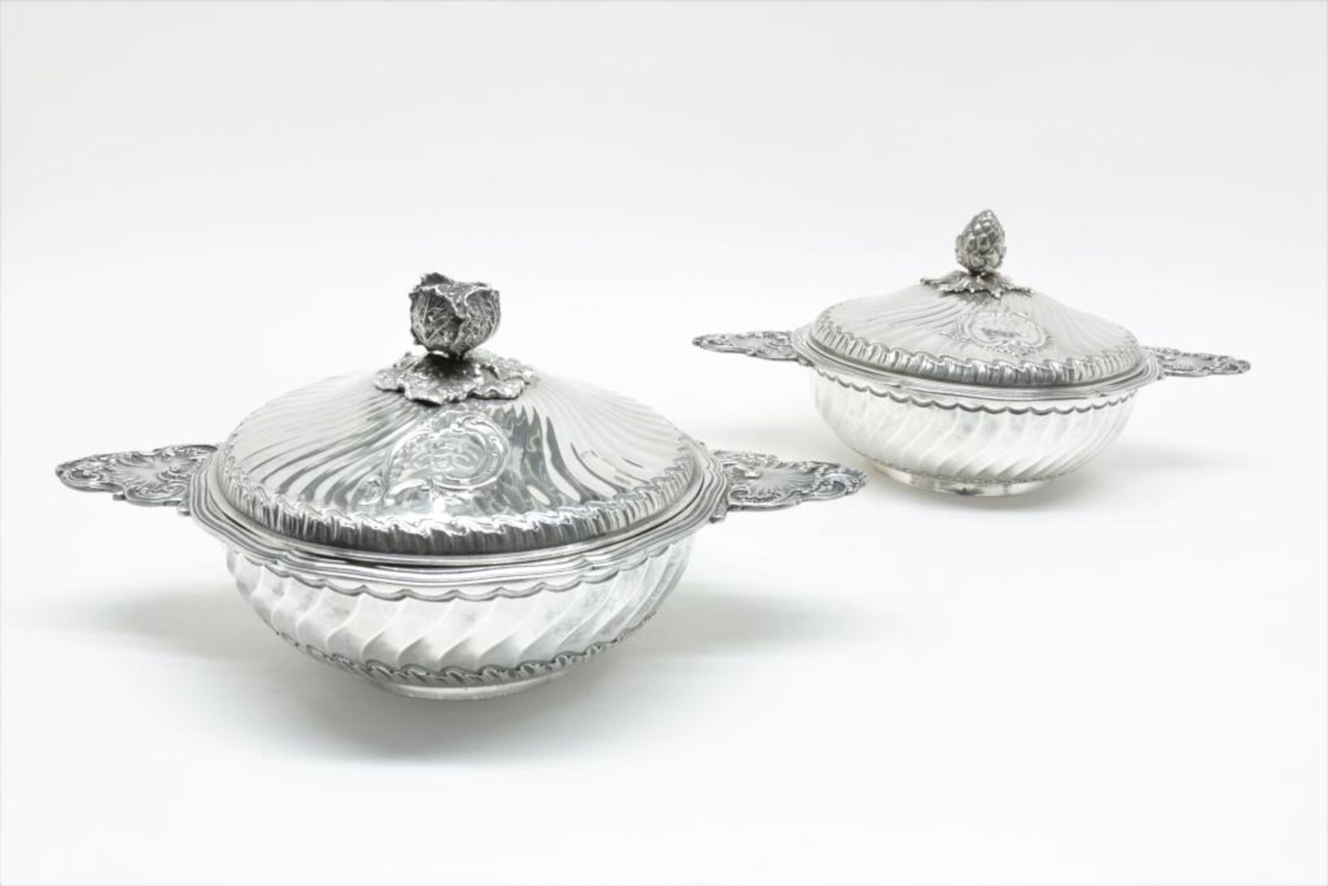 Twee zilveren dekselschalen met losse binnenbakken en verschillen dekselknoppen, Neo-Rococo, mt