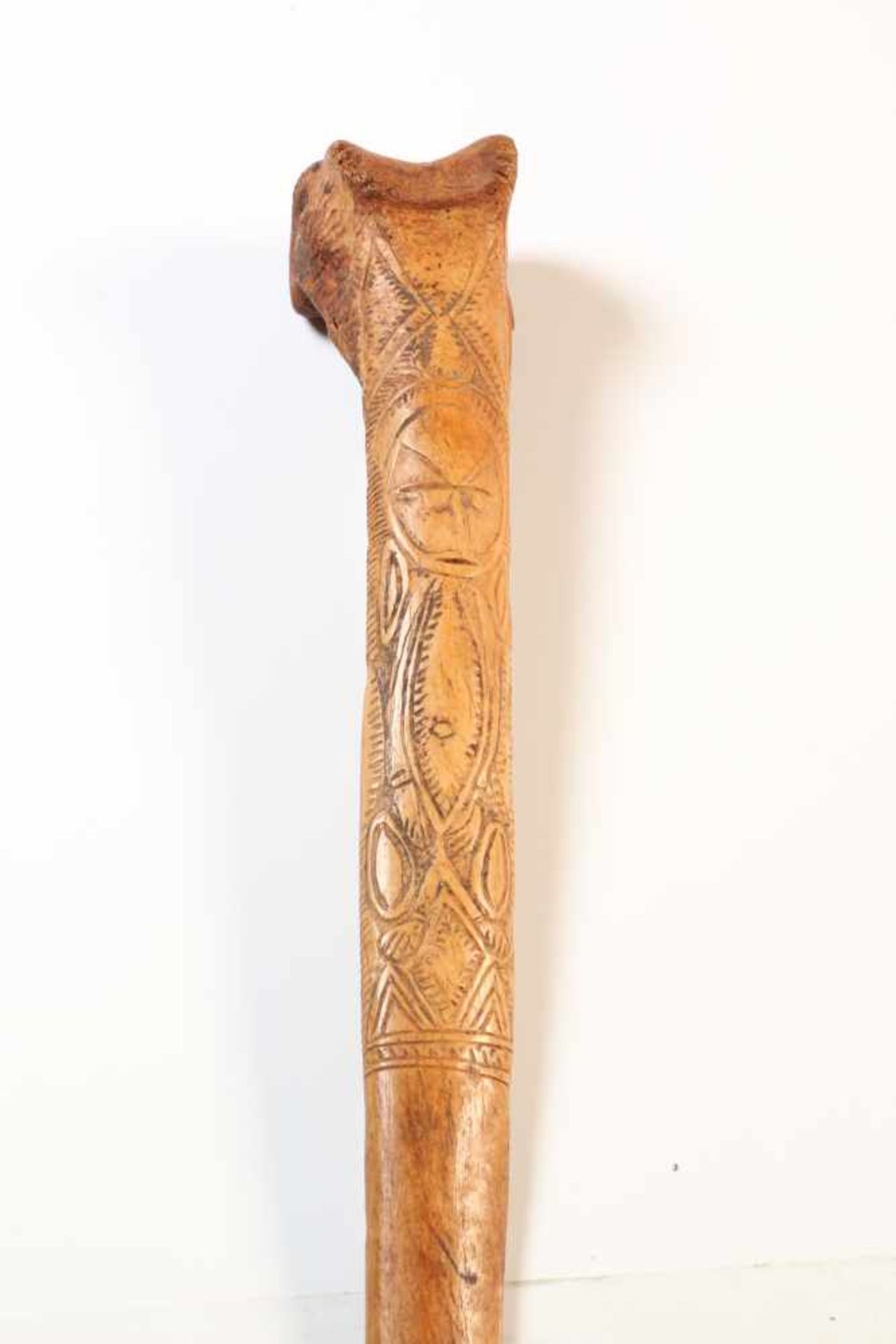 PNG, Abelam, ceremonial bone daggerwith carved ancestral figure, l. 35 cm. [1]300 - Bild 2 aus 2