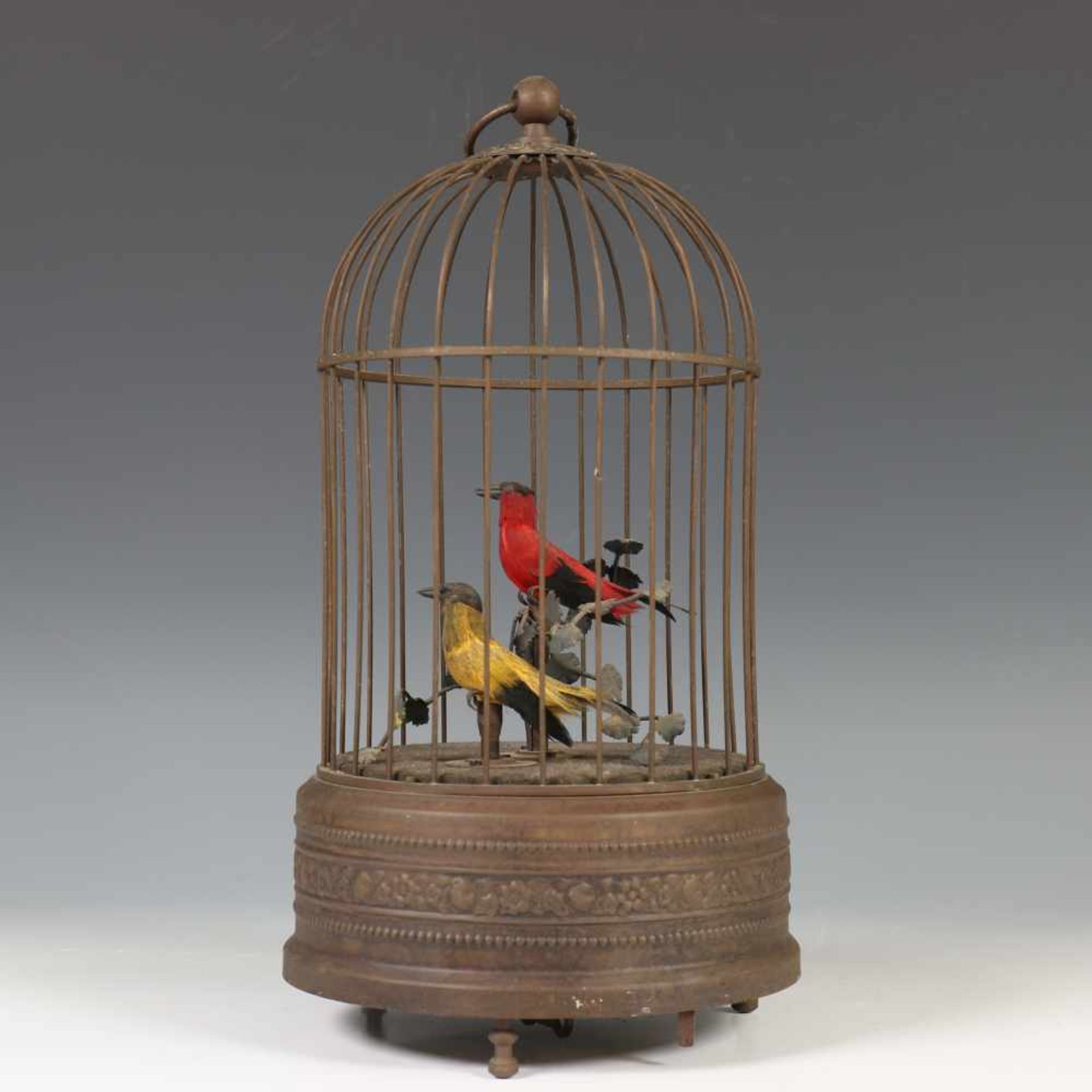 'Singing birdcage', 1900-1930;De koperen vogelkooi met twee vogels met veren, met mechaniek en