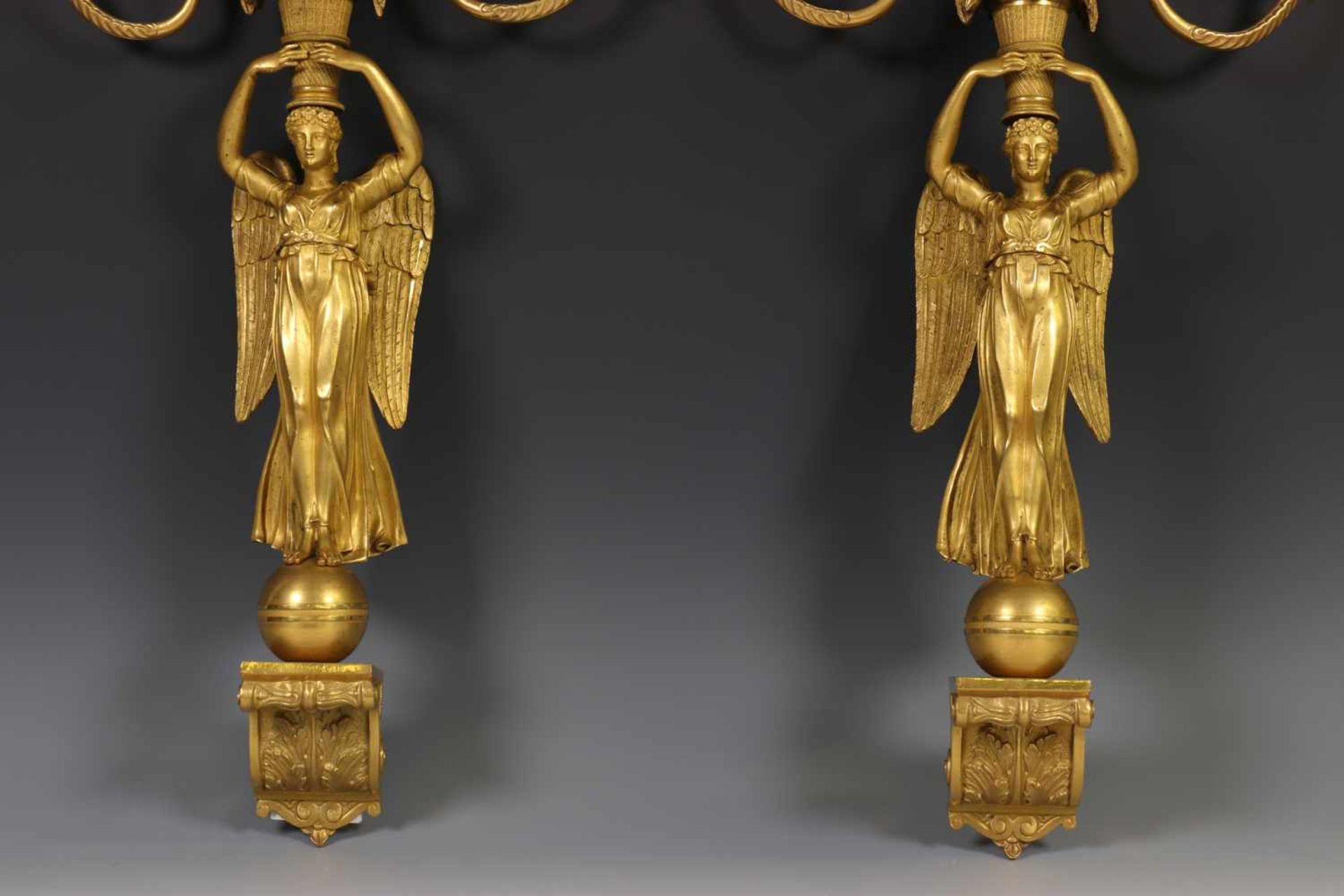 Frankrijk, een paar vuurvergulde bronzen drielichts kaarsen-wandappliques, Empire;in de vorm van - Bild 2 aus 2