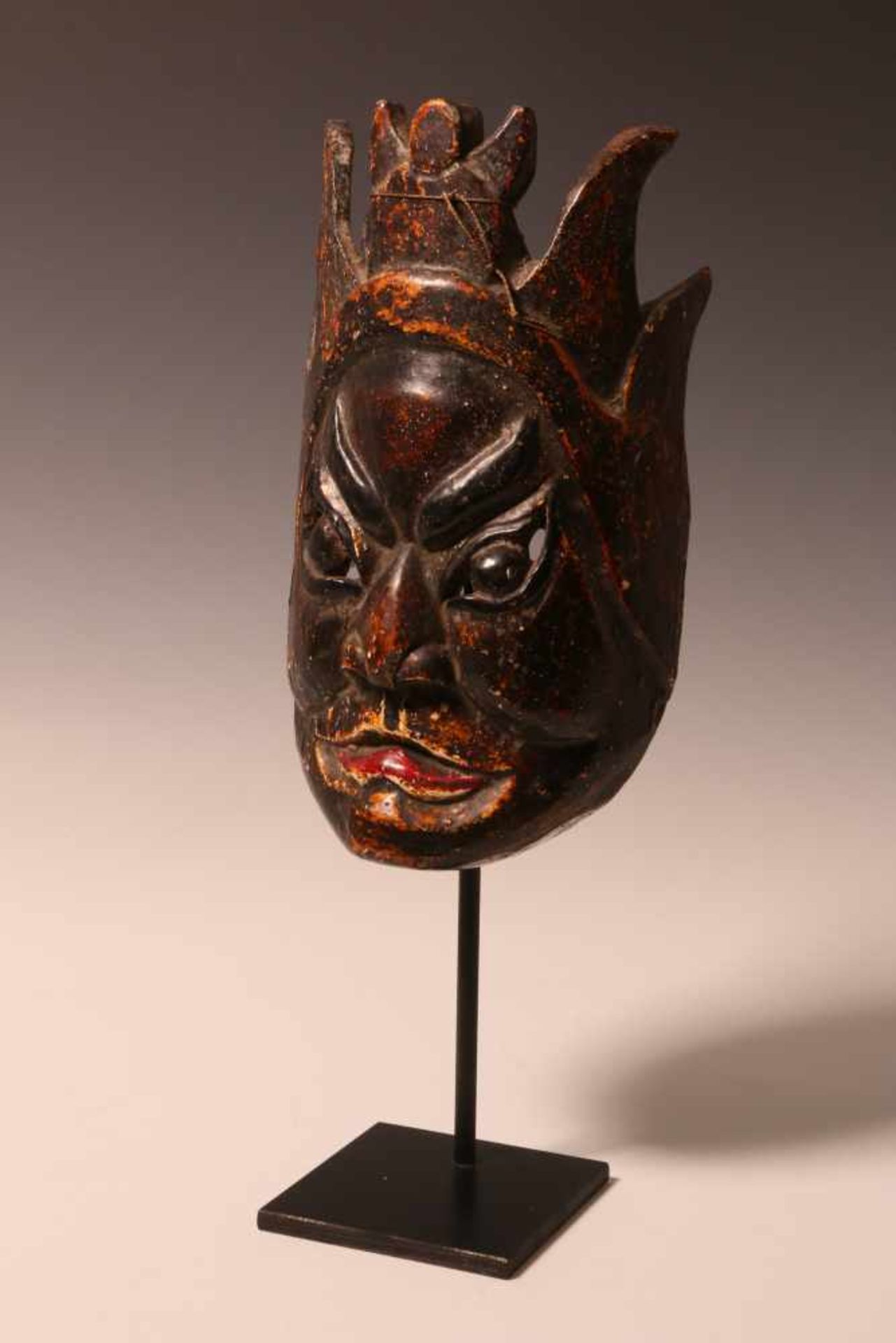 China, Miao, Yunnan, Dali, painted mask of the Thunder Godwith layers of paint, l. 26 cm. [1]500 - Bild 2 aus 3