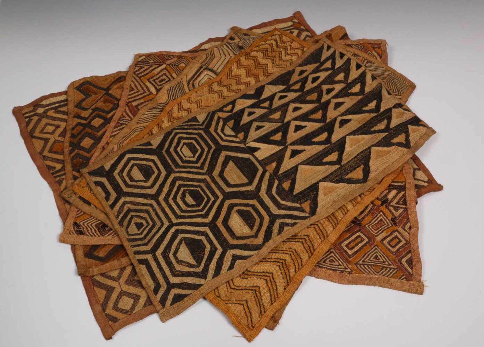 Lot met diverse etnische objecten;o.a. Kuba doekjes, Oost Afrika kraalwerk en Chili, twee textiel