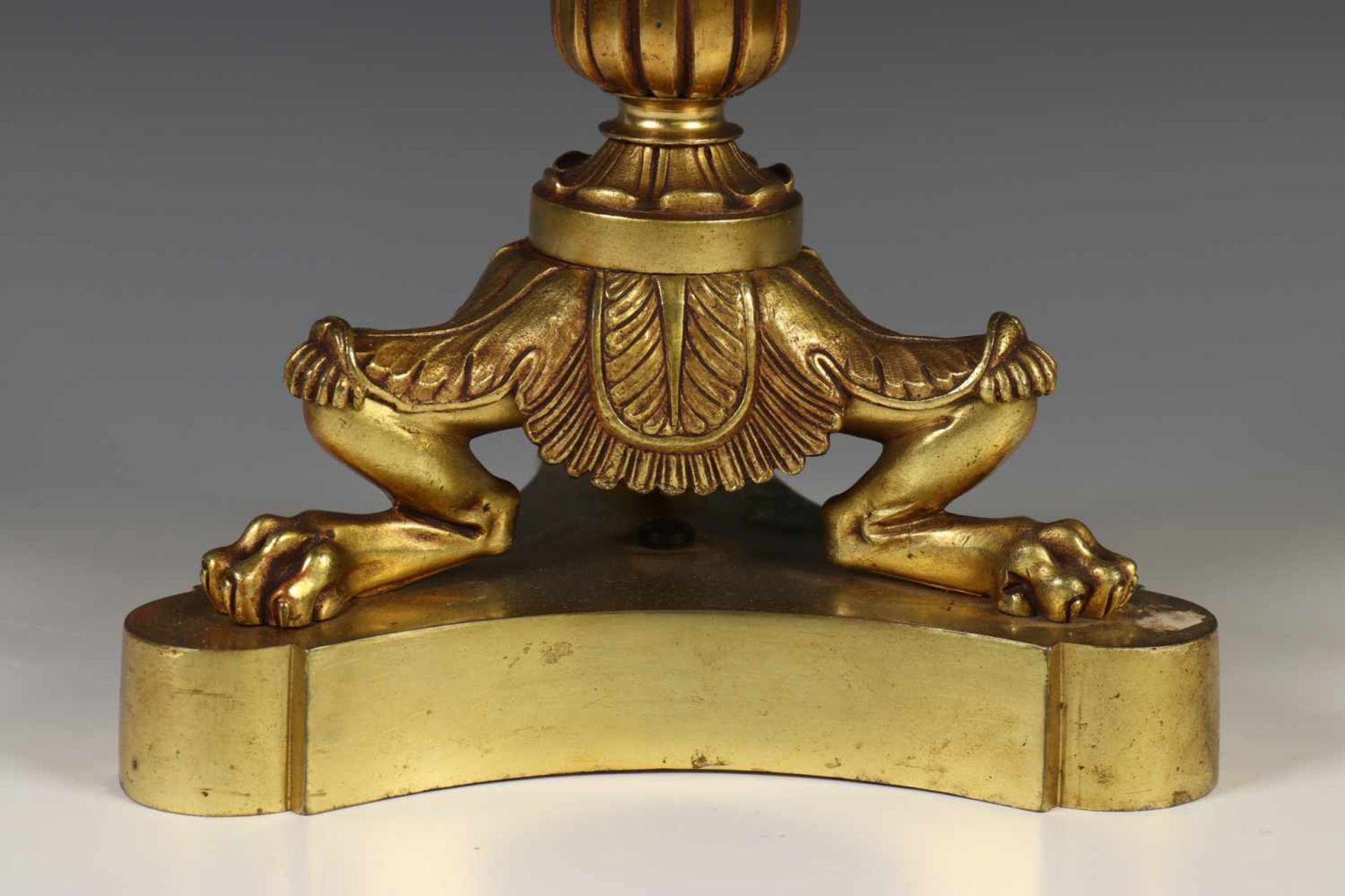 Paar bronzen bronzen/metalen zeslichts kandelabers in eclectische stijl,met gecanneleerde stam, op - Bild 4 aus 4
