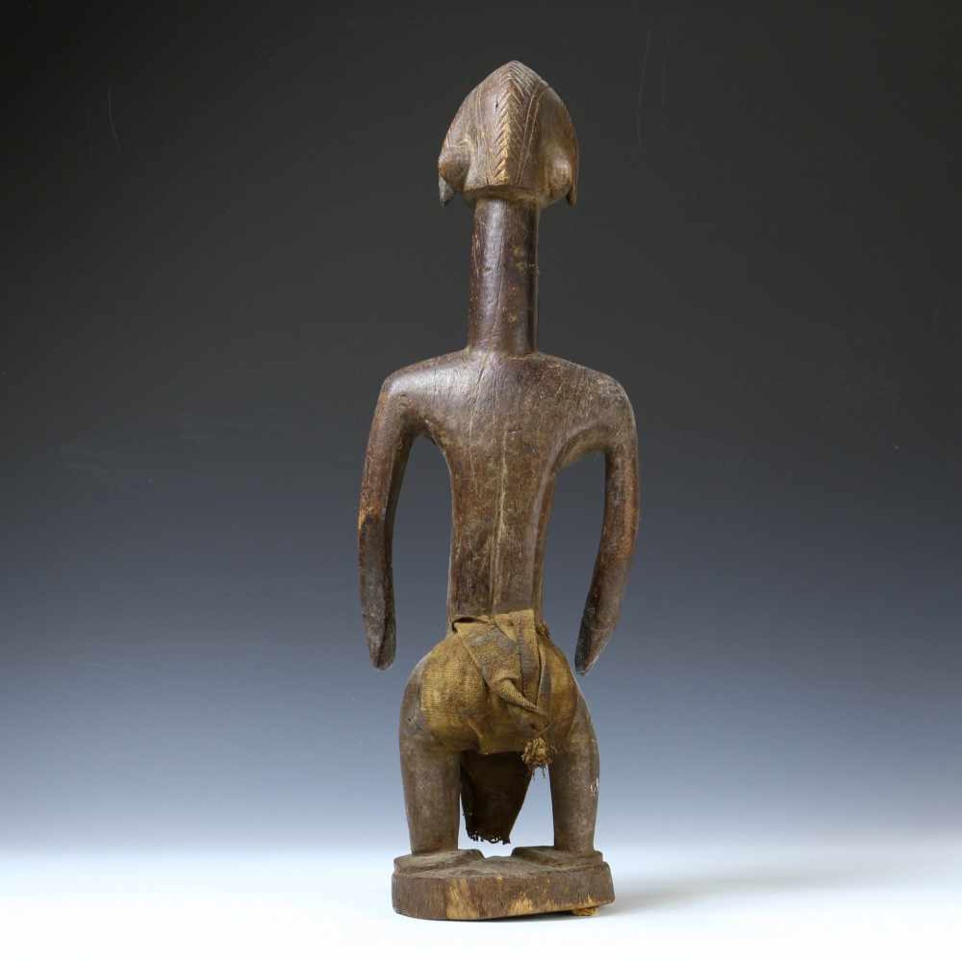Ivory Coast, Senufo, standing female figurewith broad shoulders, elongated neck and hair in two - Bild 2 aus 3