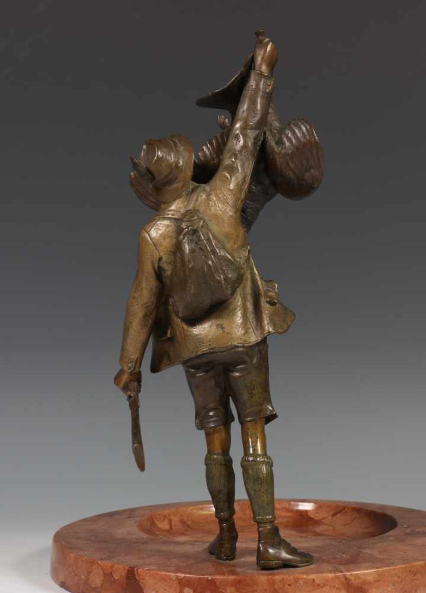 Rood marmeren vide-poche,met bronzen sculptuur van jager met geschoten wild (geweer beschadigd), - Bild 3 aus 3