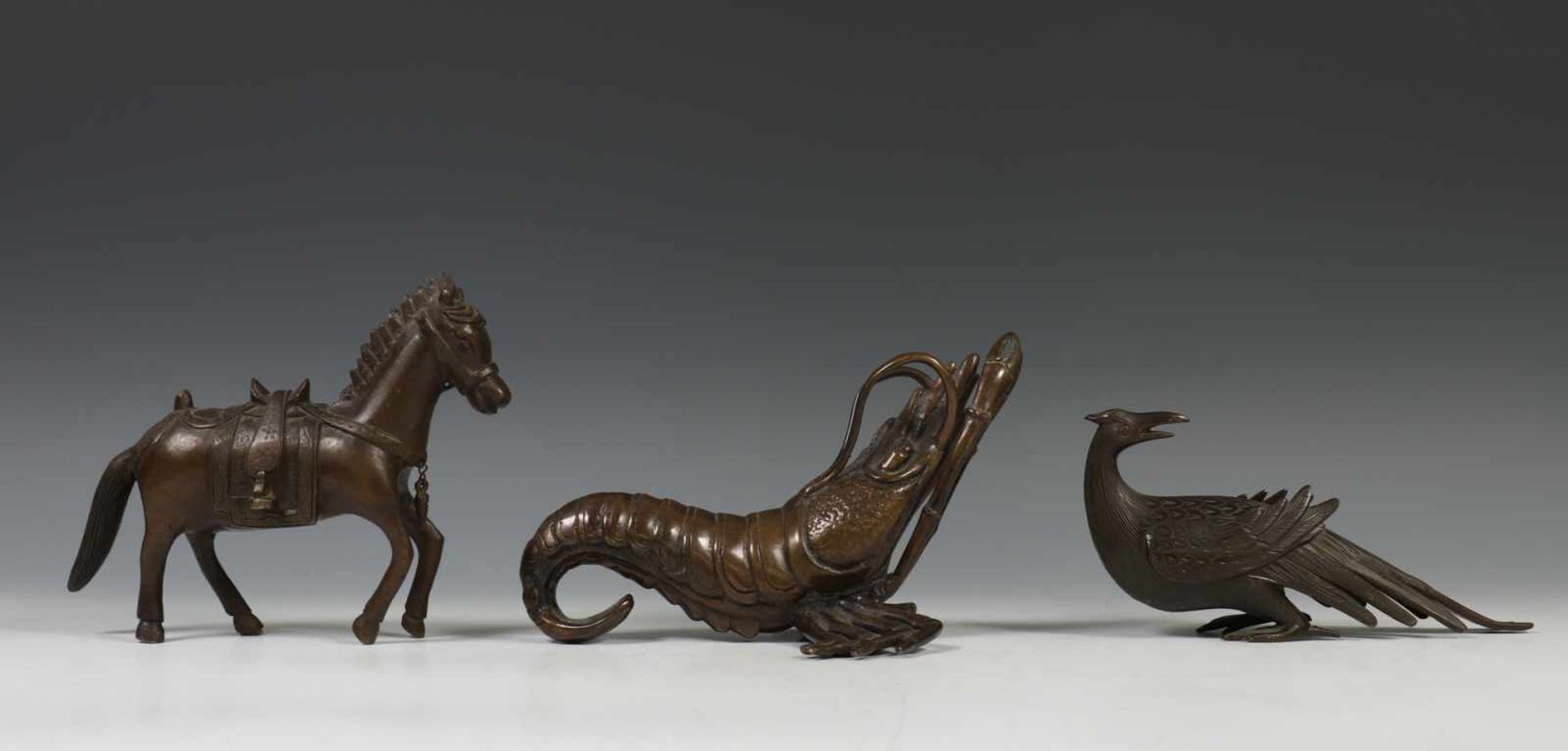 China, drie bronzen dierenfiguren, 19e eeuw,bestaande uit een penselenhouder in de vorm van een