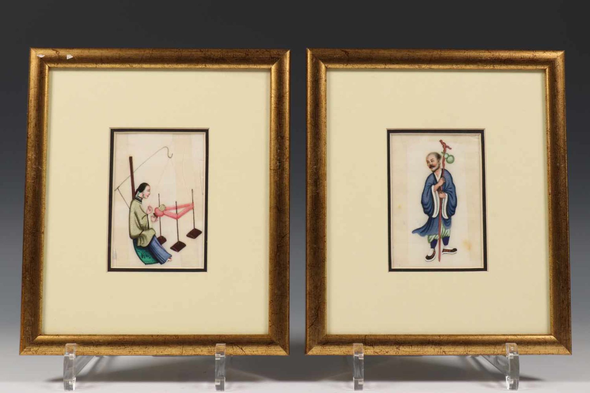 China, twee schilderingen op mergpapier, 19e eeuw,de een met een afbeelding van een wevende vrouw,