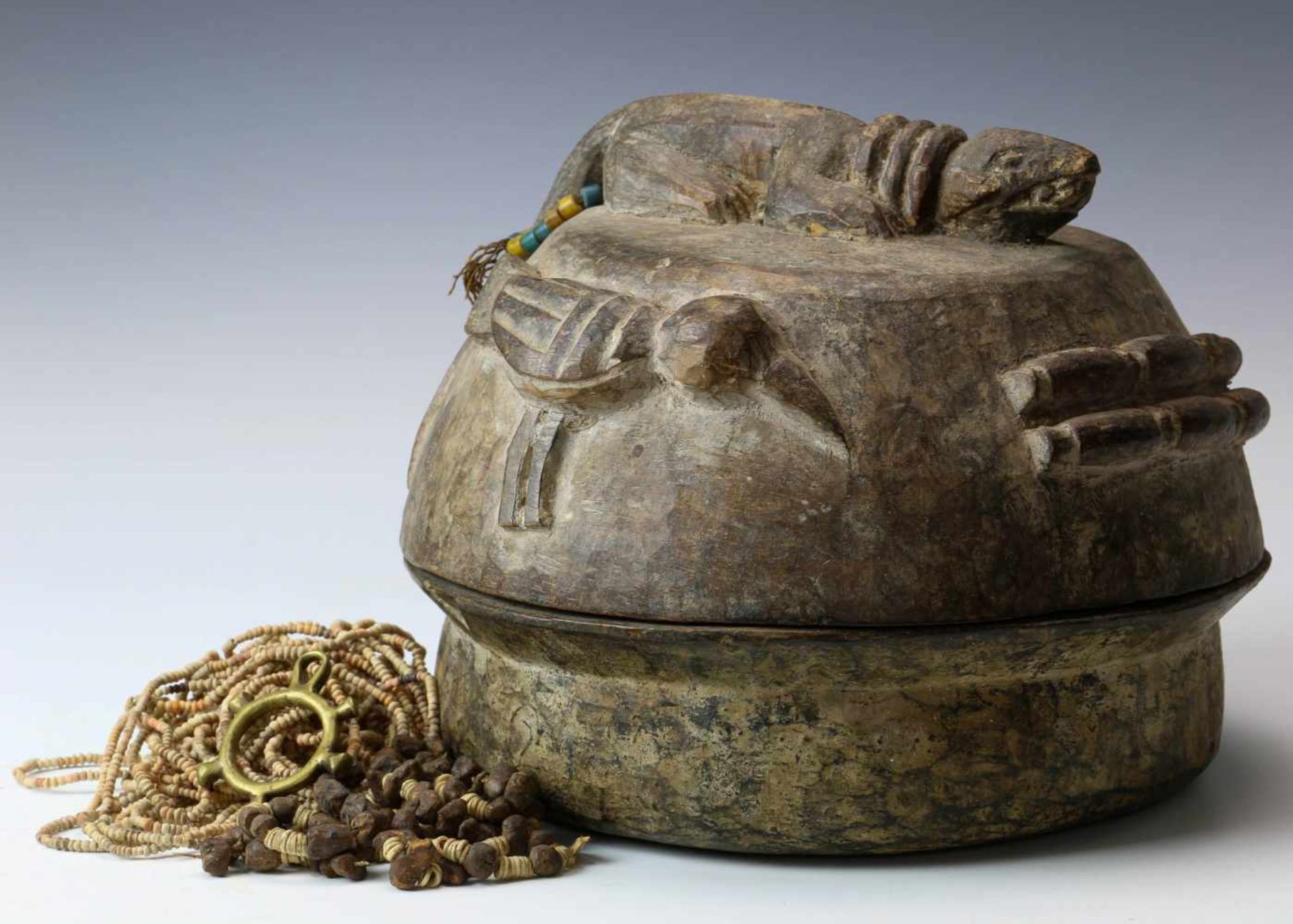 Yoruba, kola-noten dekseldoosmet in reliëf afbeeldingen van dieren, amuletten en kralen. Hierbij