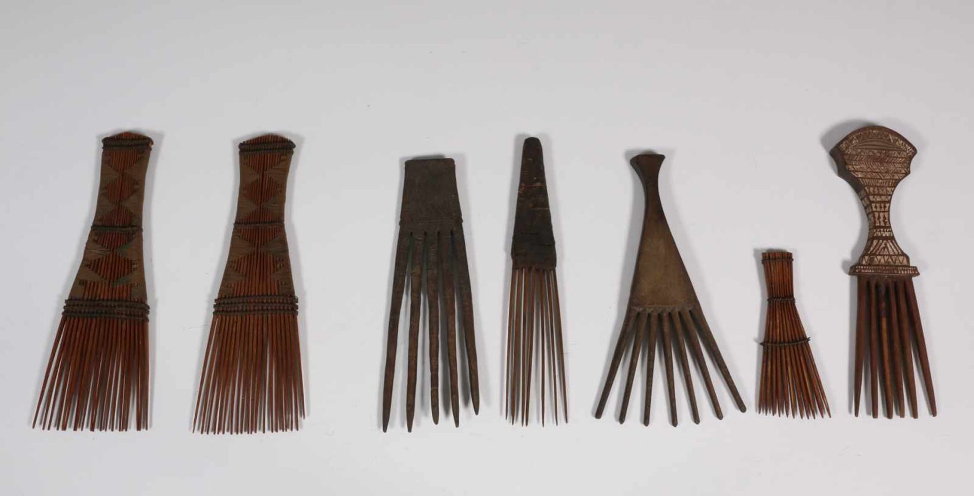 A collection of seven various combs, h. 12 - 23 cm. [7]200