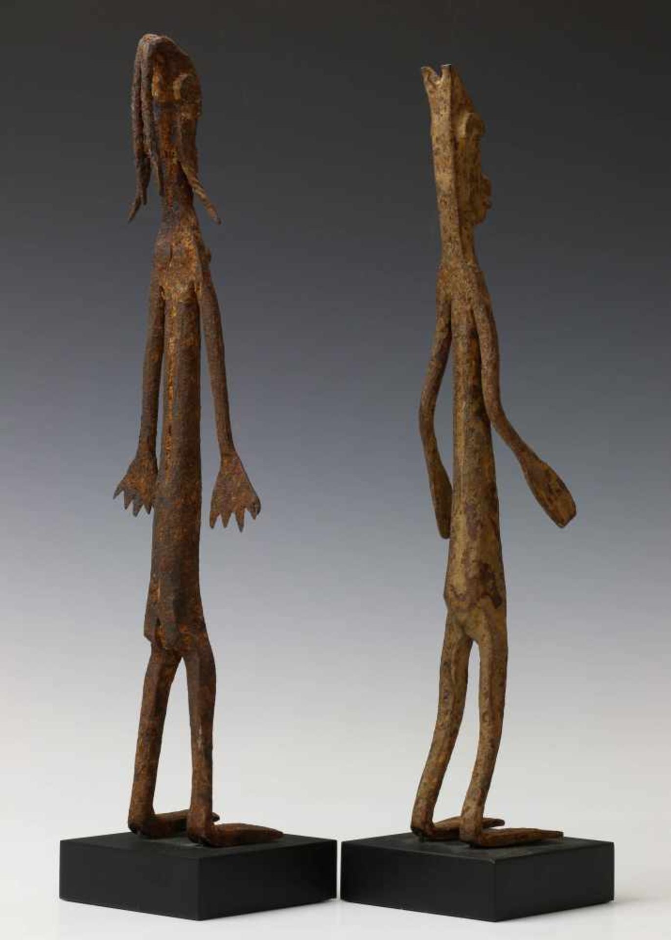 Mali, Dogon, twee metalen figuren., h. 31 cm. [2]200 - Image 3 of 3