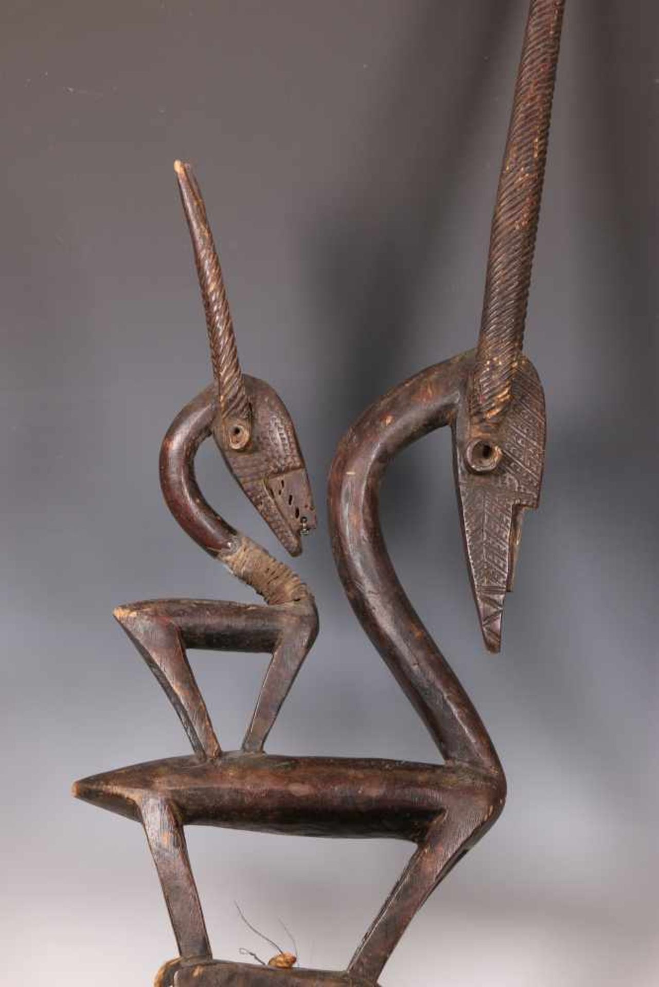 Mali, Chiwara opzetmasker;moeder-antilope met jong, gemonteerd op hoofddeksel gemaakt van - Bild 3 aus 3