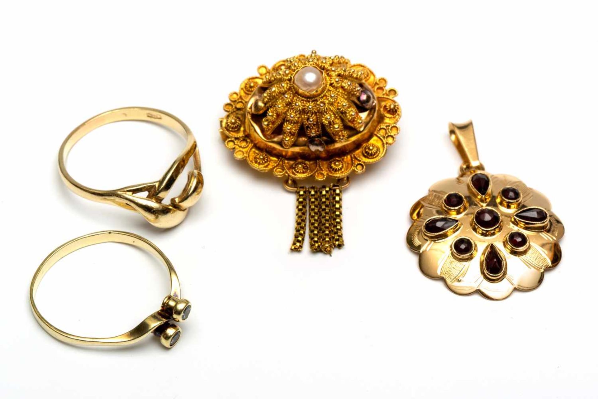 Twee 14krt. gouden ringen, broche en een hangerEén ring gezet met twee briljant geslepen