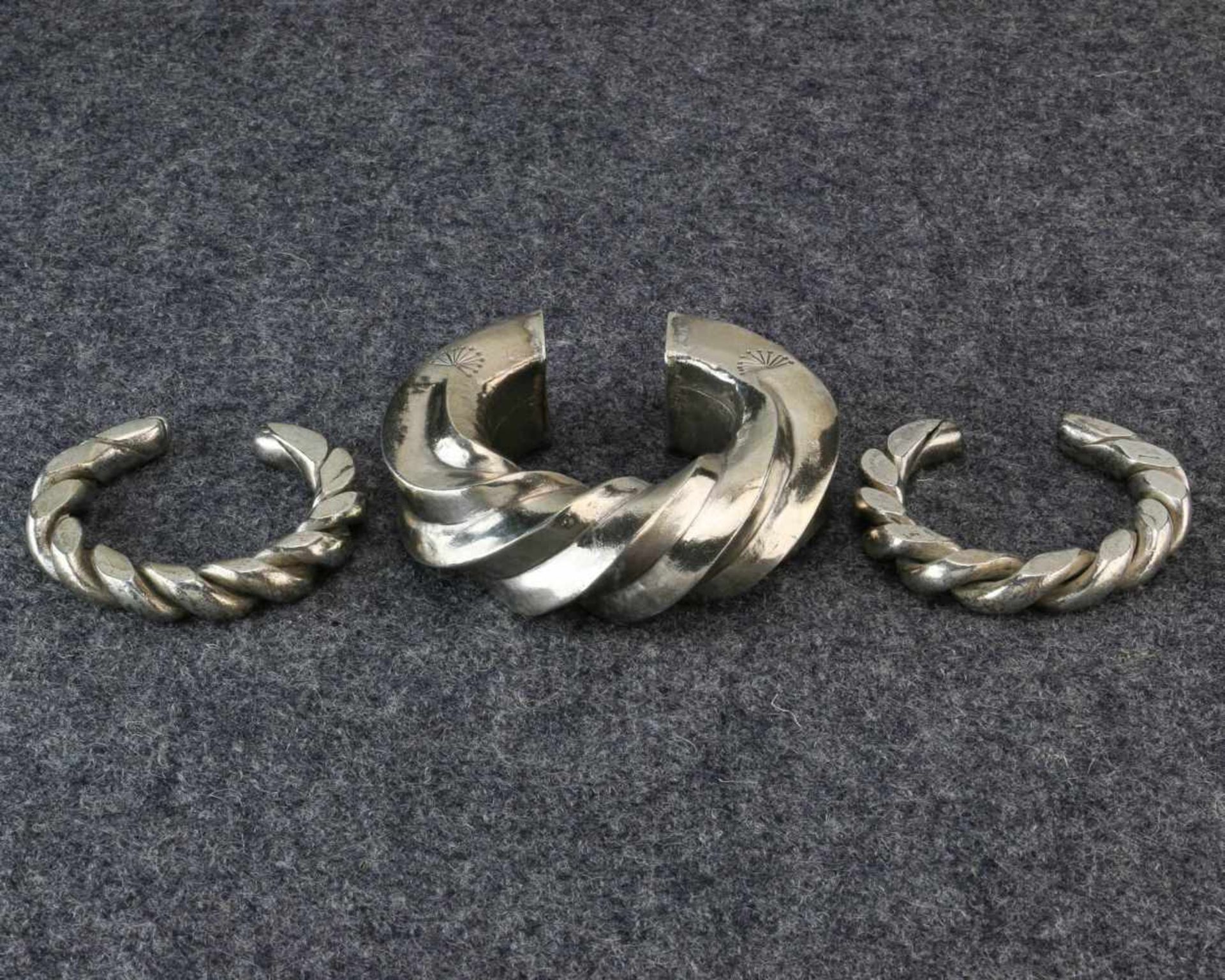 Golden Triangle, a hollow silver bracelet and a pair of flat spiral solid silver bracelets;the - Bild 3 aus 4