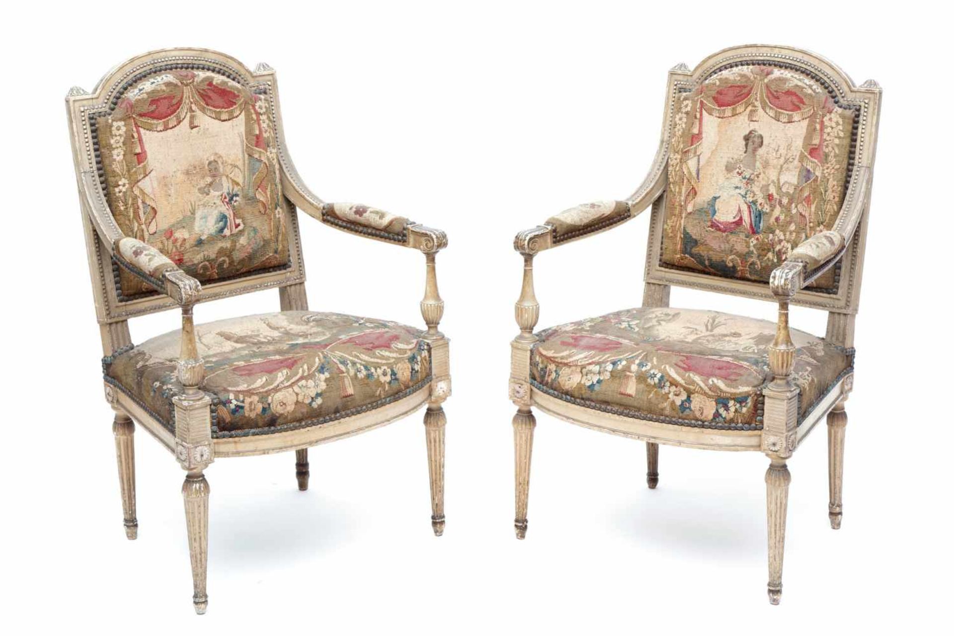 Paar grijs-groen gelakt beukenhouten fauteuils, Louis XVI,met tapisserie-bekleding, [2]5000
