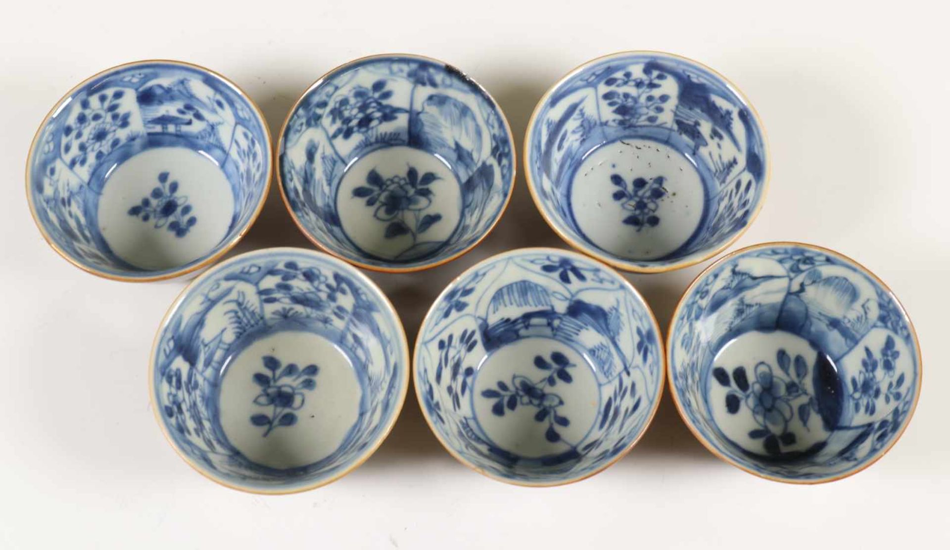 China, zes blauw-wit en cafe-au-lait geglazuurde porseleinen koppen en schotels, 18e eeuw,de - Bild 4 aus 5
