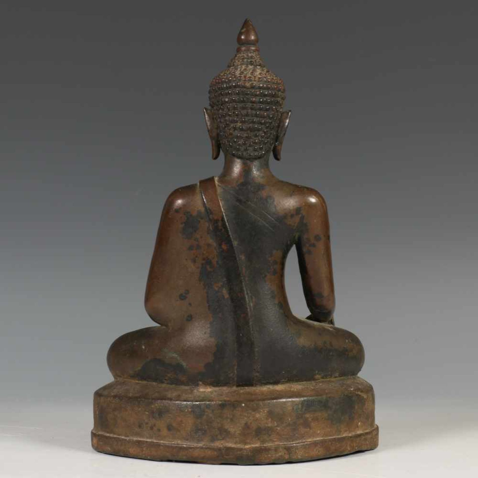 Thailand/Birma, bronzen Buddha, 18-19e eeuwmet gegraveerde tekst in de basis. Met resten van zwart - Bild 2 aus 3