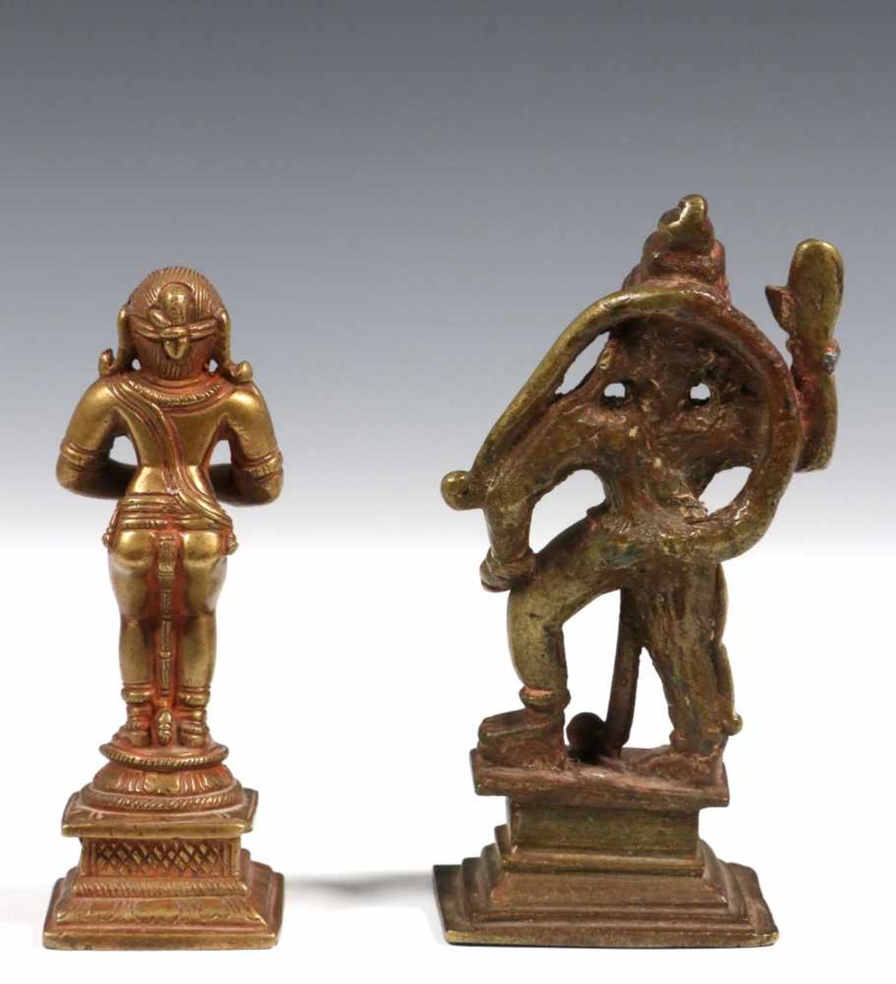 India, bronzen beeld van Hannuman, ca. 1900 en een sculptuur van staande Hannuman, 20st eeuw., h. 14 - Bild 2 aus 2