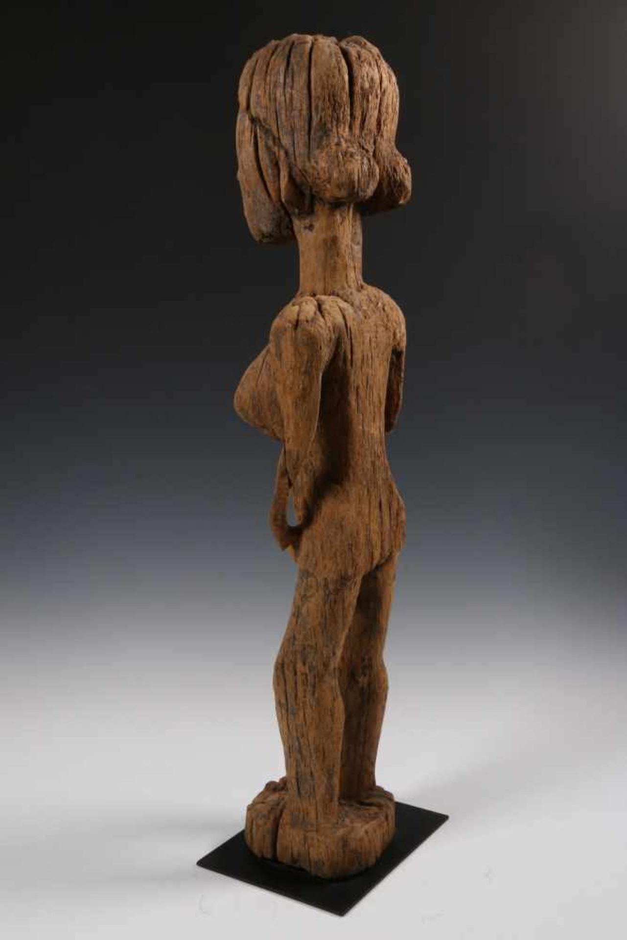 Madagascar, Vezo, camphor wooden grave figurein the form of a standing female figure. Bought in - Bild 3 aus 4